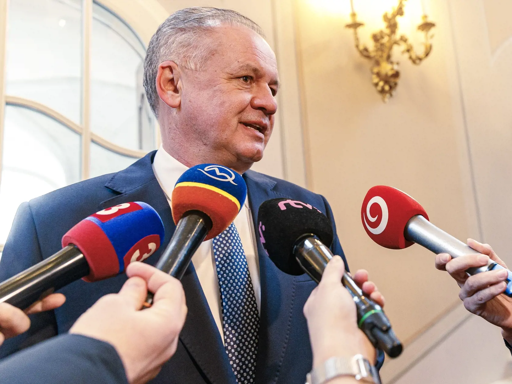 Na snímke Andrej Kiska pricházda na tradičný Novoročný obed prezidentov Slovenskej repbuliky v Grasalkovičovom paláci, na ktorý pozvala bývalých prezidentov súčasná hlava štátu, Zuzana Čaputová.