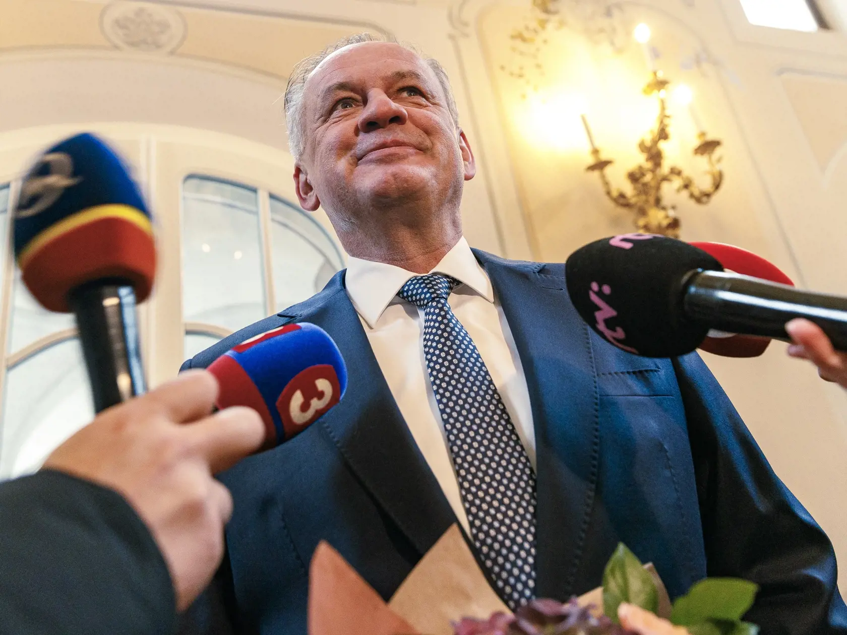 Na snímke Andrej Kiska pricházda na tradičný Novoročný obed prezidentov Slovenskej repbuliky v Grasalkovičovom paláci, na ktorý pozvala bývalých prezidentov súčasná hlava štátu, Zuzana Čaputová.