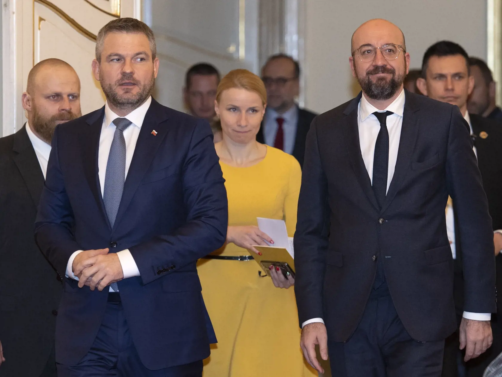Na snímke vpravo predseda Európskej rady Charles Michel a vľavo predseda vlády SR Peter Pellegrini prichádzajú na tlačovú konferenciu na Úrade vlády SR 8. januára 2020 v Bratislave. FOTO TASR - Pavel Neubauer