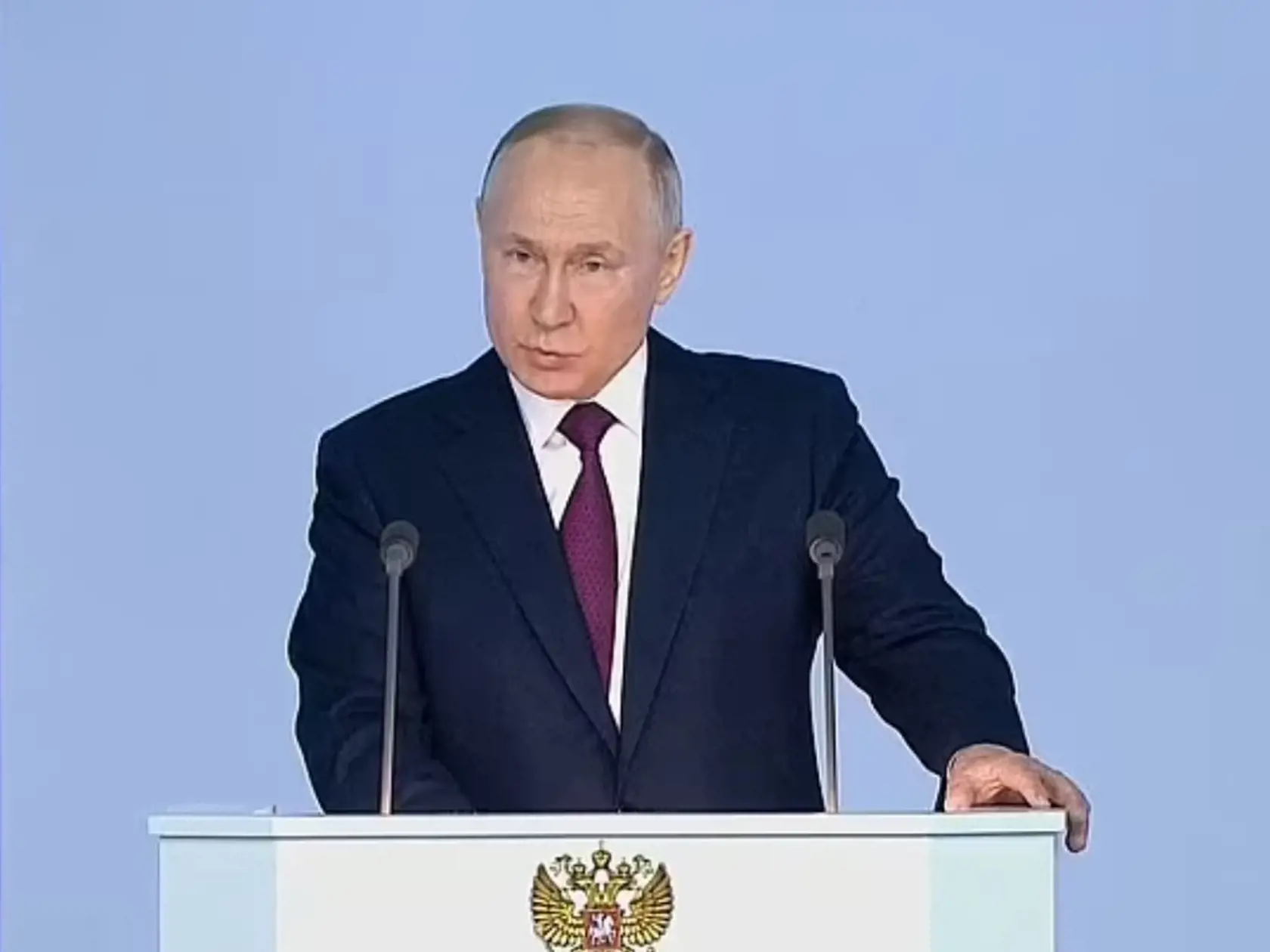 Ruský prezident Vladimír Putin pricestoval v noci z Moskvy do Kremľa, aby predniesol svoj prejav k blížiacemu sa výročiu invázie na Ukrajinu. ruský prezident vo svojom prejave prvýkrát použil slovo "vojna", pohrozil západu jadrovými zbraňami aj globálnym konfliktom.