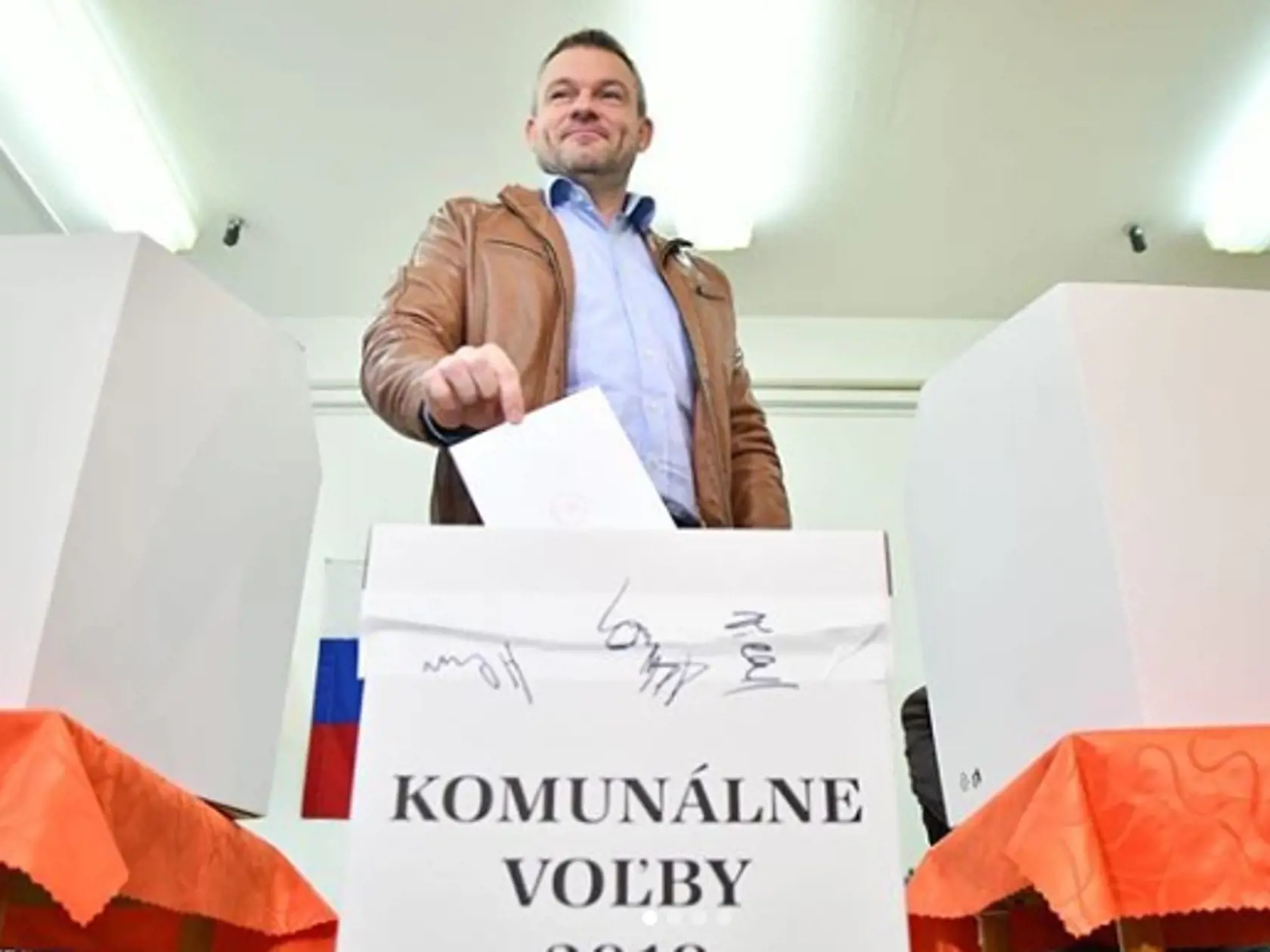 Neformálne oblečený premiér Pellegrini.