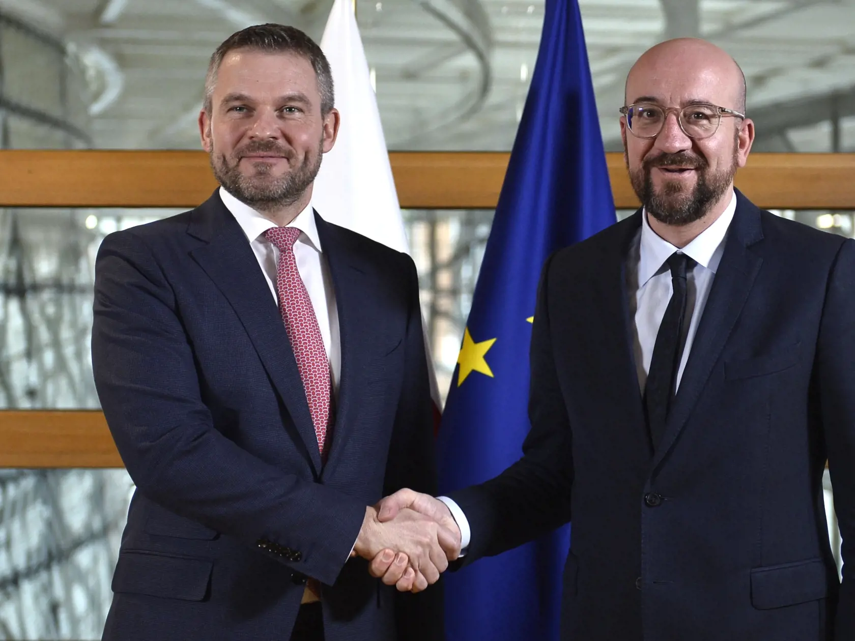 EBE 19 Brusel - Na snímke sprava predseda Európskej rady Charles Michel a slovenský premiér Peter Pellegrini počas stretnutia v Bruseli 4. februára 2020. FOTO TASR/AP
European Council President Charles Michel, right, greets Slovakian Prime Minister Peter Pellegrini prior to a meeting at the Europa building in Brussels, Tuesday, Feb. 4, 2020. (Johanna Geron, Pool Photo via AP)