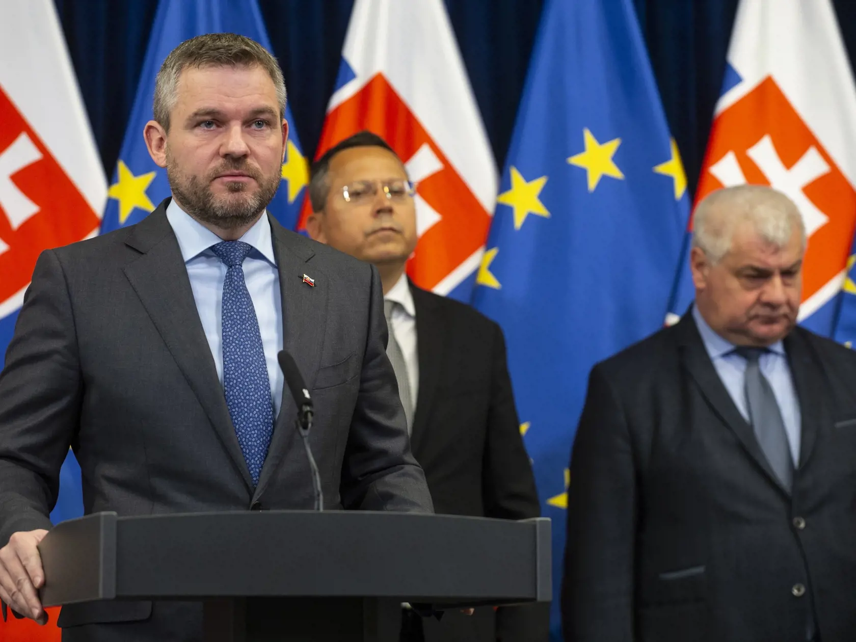 Na snímke zľava predseda vlády SR Peter Pellegrini, minister financií SR Ladislav Kamenický a minister dopravy, výstavby a regionálneho rozvoja SR Árpád Érsek počas tlačovej konferencie s ministrami po ich stretnutí kvôli štrajku autodopravcov v Bratislave 13. januára 2020. FOTO TASR – Jakub Kotian