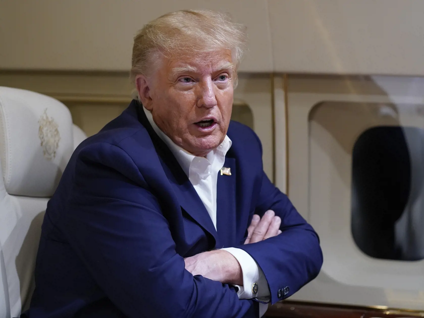 Na snímke bývalý americký prezident Donald Trump hovorí s novinármi počas letu po predvolebnom mítingu 25. marca 2023 vo Wacu.
