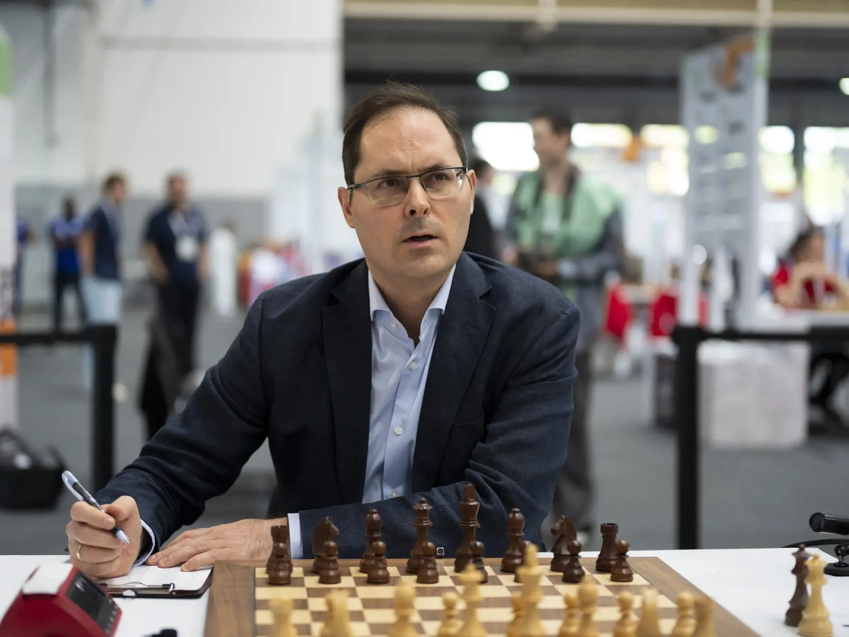 AZ17 Budapešť - Na snímke Maďar Peter Leko sa sústreďuje pred prvým kolom 45. ročníka šachovej olympiády v Budapešti v stredu 11. septembra 2024. FOTO TASR/AP

Peter Leko, of Hungary, focuses before Round One of the 45th Chess Olympiad in Budapest, Hungary, Wednesday, Sept 11, 2024. (AP Photo/Denes Erdos)