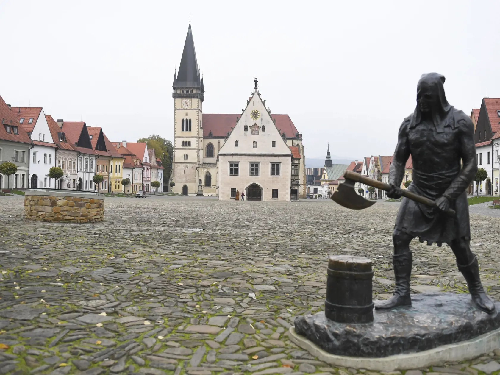 Od soboty 24.októbra až do nedele 1. novembra platí na celom Slovensku zákaz vychádzania s výnimkou ciest na testovanie, do práce, cesty na výkon podnikateľskej činnosti alebo inej obdobnej činnosti či zabezpečenia nevyhnutných potrieb, či pobytu v prírode v okrese bydliska. Na snímke prázdne Radničné námestie v Bardejove 24. októbra 2020. FOTO TASR – František Iván