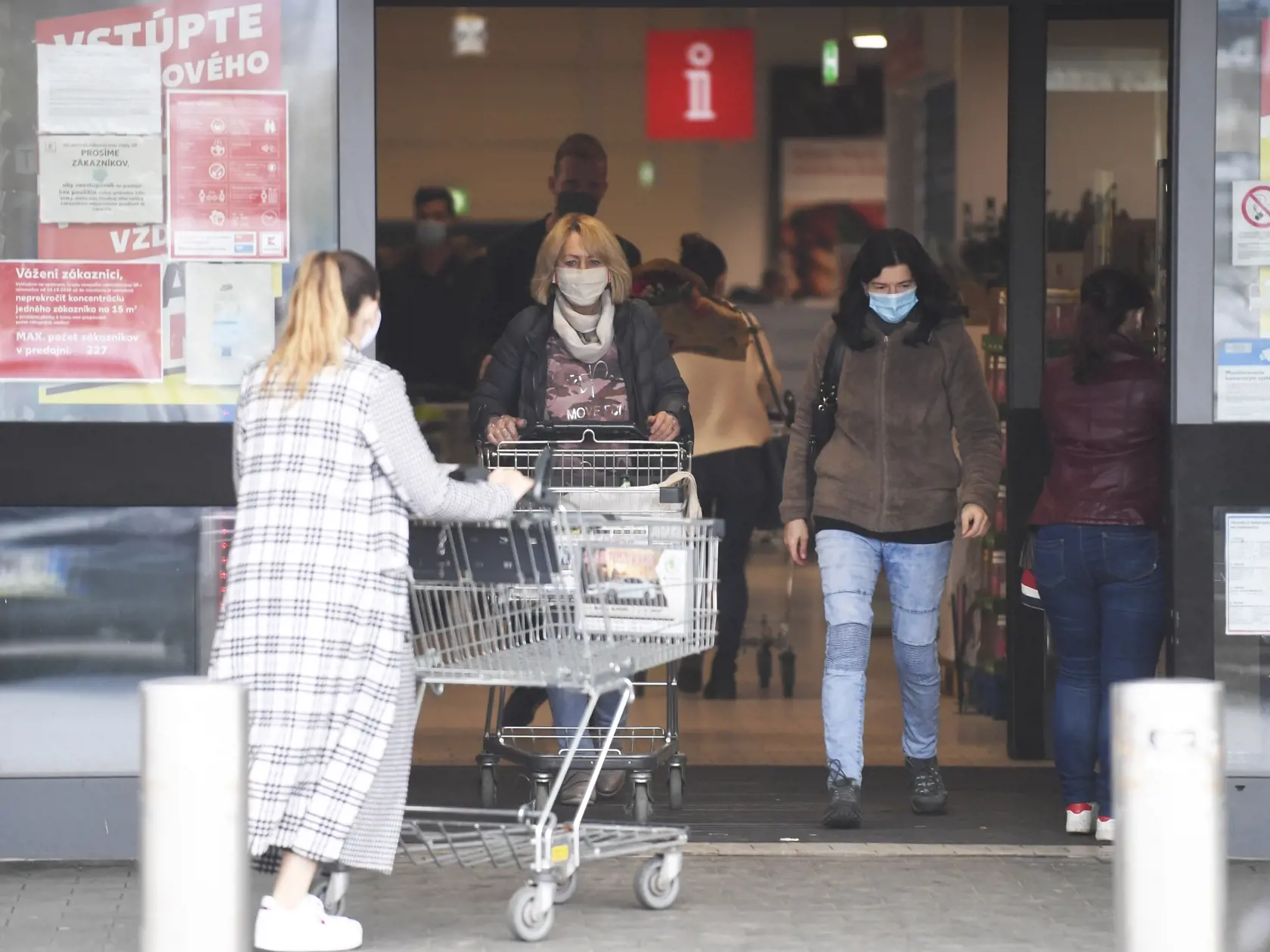 Od soboty 24.októbra až do nedele 1. novembra platí na celom Slovensku zákaz vychádzania s výnimkou ciest na testovanie, do práce, cesty na výkon podnikateľskej činnosti alebo inej obdobnej činnosti či zabezpečenia nevyhnutných potrieb, či pobytu v prírode v okrese bydliska. Od soboty 24.októbra až do nedele 1. novembra platí na celom Slovensku zákaz vychádzania s výnimkou ciest na testovanie, do práce, cesty na výkon podnikateľskej činnosti alebo inej obdobnej činnosti či zabezpečenia nevyhnutn