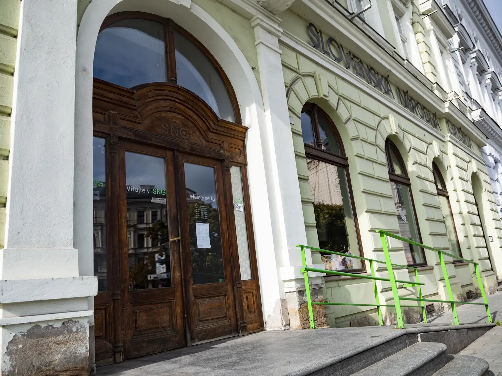 Od soboty 24.októbra až do nedele 1. novembra 2020 platí na celom Slovensku zákaz vychádzania s výnimkou ciest na testovanie, do práce, cesty na výkon podnikateľskej činnosti alebo inej obdobnej činnosti či zabezpečenia nevyhnutných potrieb, či pobytu v prírode v okrese bydliska. Na snímke zatvorená Slovenská národná galéria v Bratislave 26. októbra 2020.  FOTO TASR - Jaroslav Novák