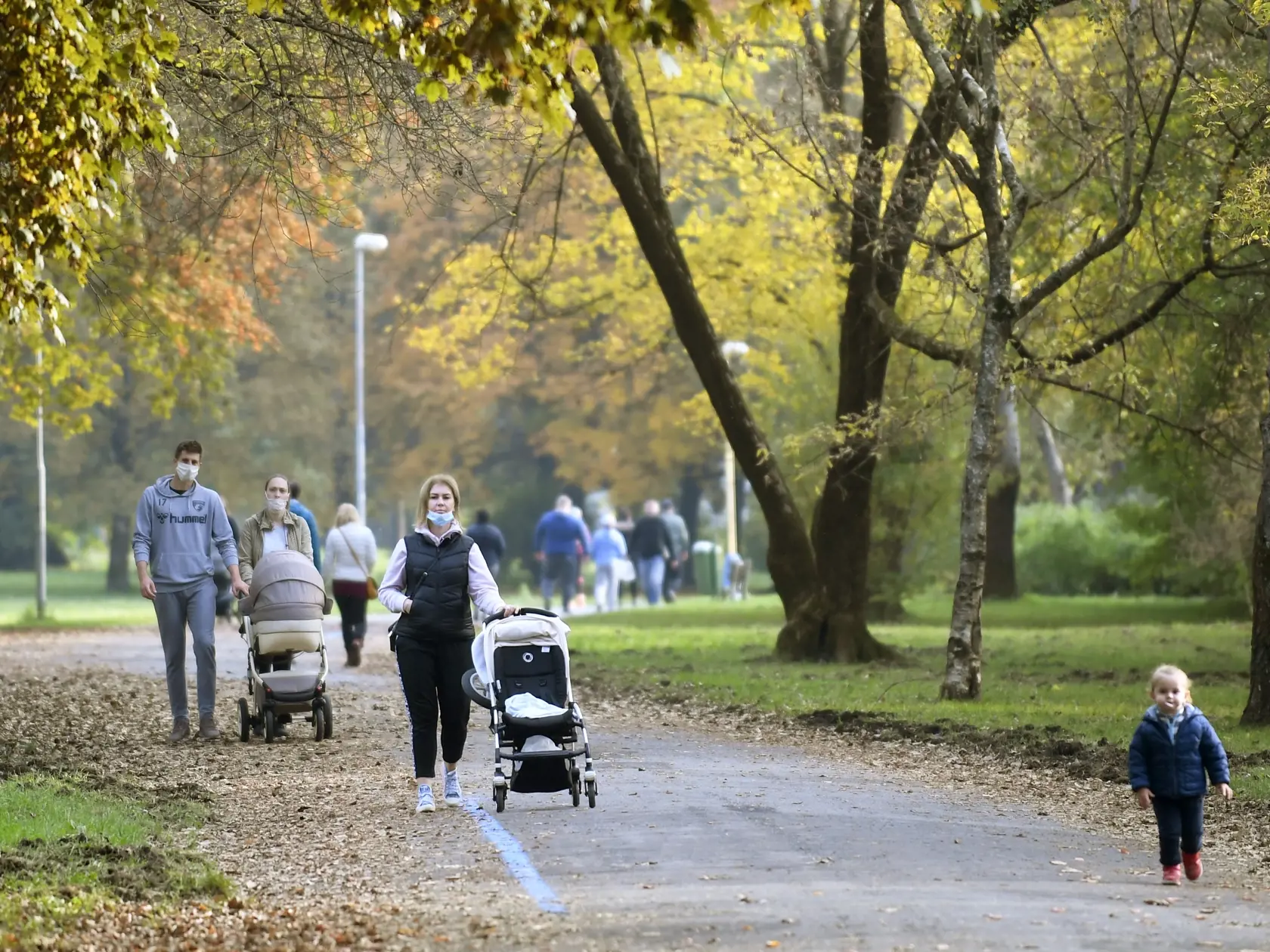 Od soboty 24.októbra až do nedele 1. novembra platí na celom Slovensku zákaz vychádzania s výnimkou ciest na testovanie, do práce, cesty na výkon podnikateľskej činnosti alebo inej obdobnej činnosti či zabezpečenia nevyhnutných potrieb, či pobytu v prírode v okrese bydliska. Na snímke ľudia počas prechádzky v prírode v Košiciach v sobotu 24. októbra 2020. FOTO TASR – František Iván