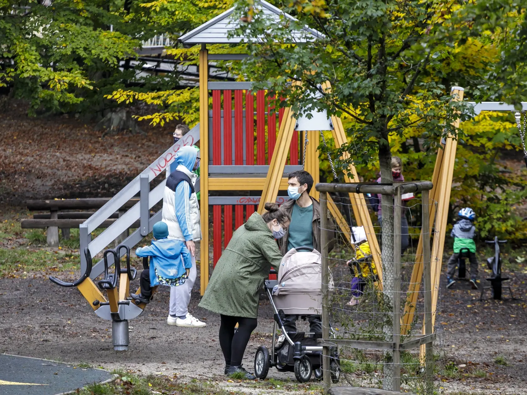 Od soboty 24.októbra až do nedele 1. novembra platí na celom Slovensku zákaz vychádzania s výnimkou ciest na testovanie, do práce, cesty na výkon podnikateľskej činnosti alebo inej obdobnej činnosti či zabezpečenia nevyhnutných potrieb, či pobytu v prírode v okrese bydliska. Na snímke ľudia využívajú možnosť pobytu v prírode v areáli lesoparku na Kolibe v Bratislave 25. októbra 2020. FOTO TASR - Dano Veselský