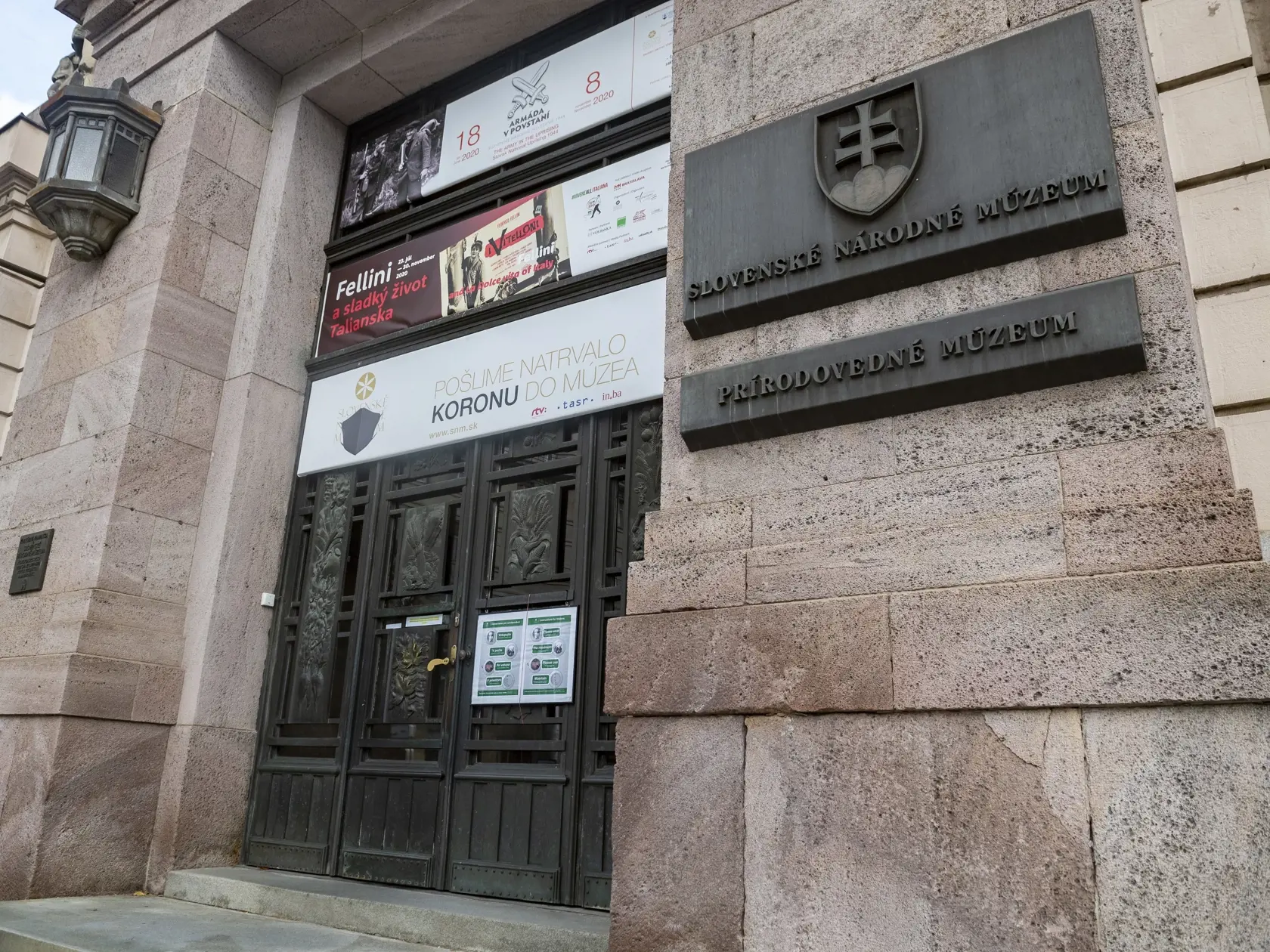 Od soboty 24.októbra až do nedele 1. novembra 2020 platí na celom Slovensku zákaz vychádzania s výnimkou ciest na testovanie, do práce, cesty na výkon podnikateľskej činnosti alebo inej obdobnej činnosti či zabezpečenia nevyhnutných potrieb, či pobytu v prírode v okrese bydliska. Na snímke zatvorené Slovenské národné múzeum v Bratislave 26. októbra 2020. FOTO TASR - Jaroslav Novák