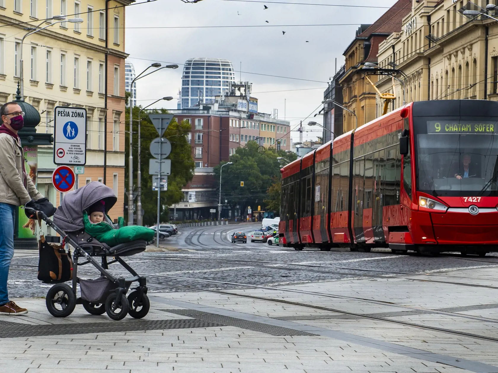 Od soboty 24.októbra až do nedele 1. novembra platí na celom Slovensku zákaz vychádzania s výnimkou ciest na testovanie, do práce, cesty na výkon podnikateľskej činnosti alebo inej obdobnej činnosti či zabezpečenia nevyhnutných potrieb, či pobytu v prírode v okrese bydliska. Na snímke muž s kočíkom kráča cez prázdne Župné námestie v Bratislave v nedeľu 25. októbra 2020. FOTO TASR - Jakub Kotian