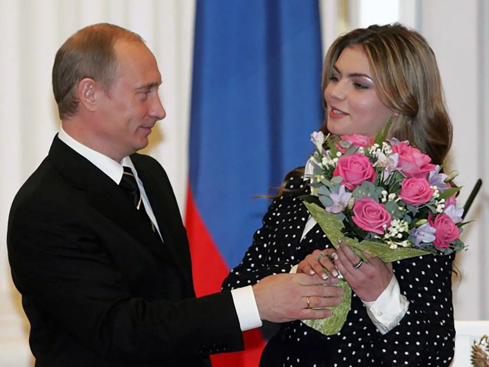 O jeho romániku s gymnastkou sa pri tom začalo hovoriť v čase, keď v roku 2008 ruské noviny Moskovsky Korrespondent priniesli správu o tom, že Putin sa rozviedol s manželkou a mal sa údajne oženiť s Kabaevovou. Kremeľ tento príbeh poprel a redakciu zatvoril.
