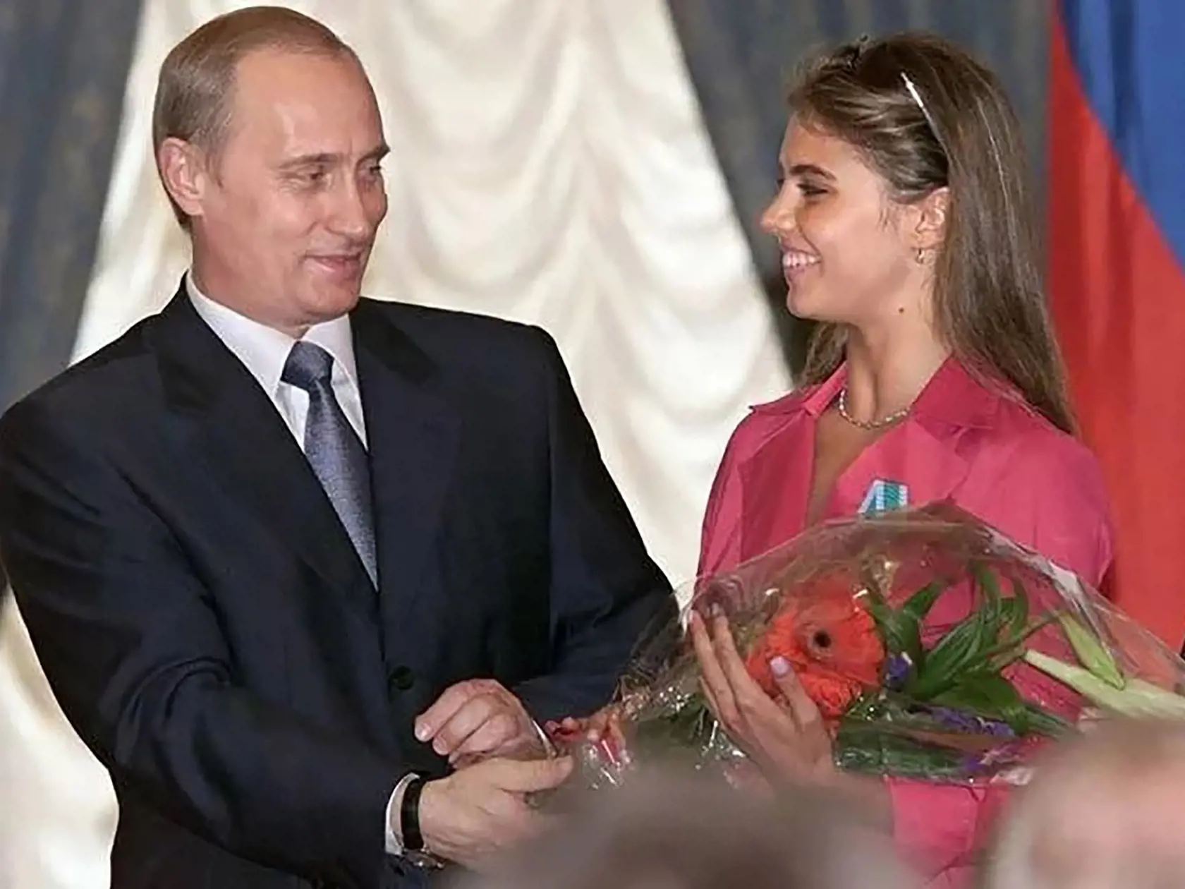 Alina Kabaeva (38), ktorá bola kedysi nazývaná „najflexibilnejšia žena Ruska“, má údajne až štyri deti so 69-ročným ruským tyranom. Predpokladá sa, že Putin má s gymnastkou dvoch synov a dve sedemročné dvojičky, ktoré sa narodili neďaleko Lugana vo Švajčiarsku vo februári 2015. Podľa britského denníka Daily Mail, sa Alina spolu so svojimi deťmi údajne ukrýva v súkromnej chate vo Švajčiarsku. Všetky deti majú údajne švajčiarske pasy.