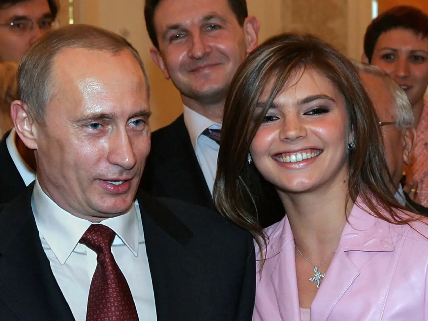 O jeho romániku s gymnastkou sa pri tom začalo hovoriť v čase, keď v roku 2008 ruské noviny Moskovsky Korrespondent priniesli správu o tom, že Putin sa rozviedol s manželkou a mal sa údajne oženiť s Kabaevovou. Kremeľ tento príbeh poprel a redakciu zatvoril.