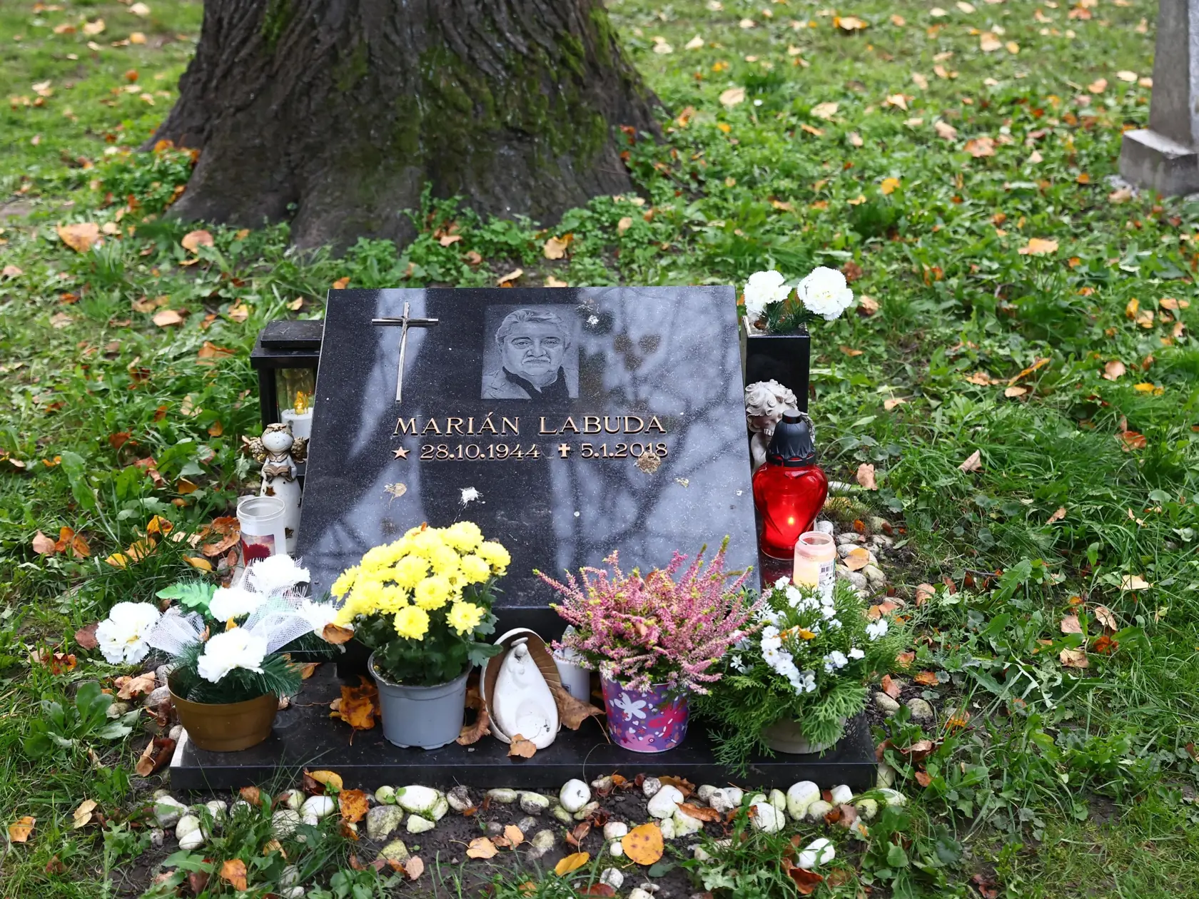 Herec Marián Labuda. Ondrejský cintorín.