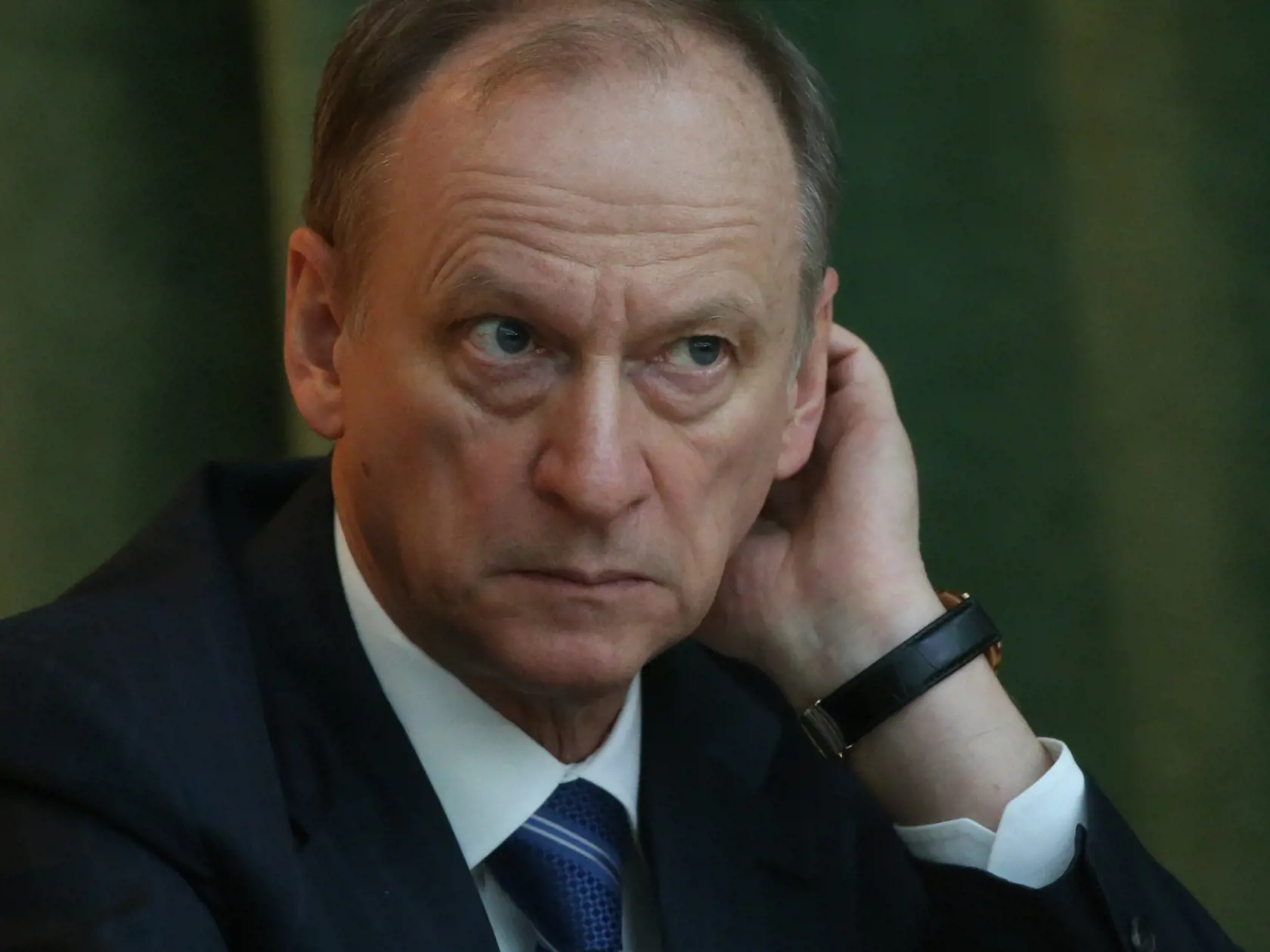 Nikolaj Patrušev je generálnym tajomníkom Bezpečnostnej rady Ruskej federácie a v rokoch 1999 až 2008 stál na čele tajnej služby FSB, ktorá nahradila sovietsku KGB.