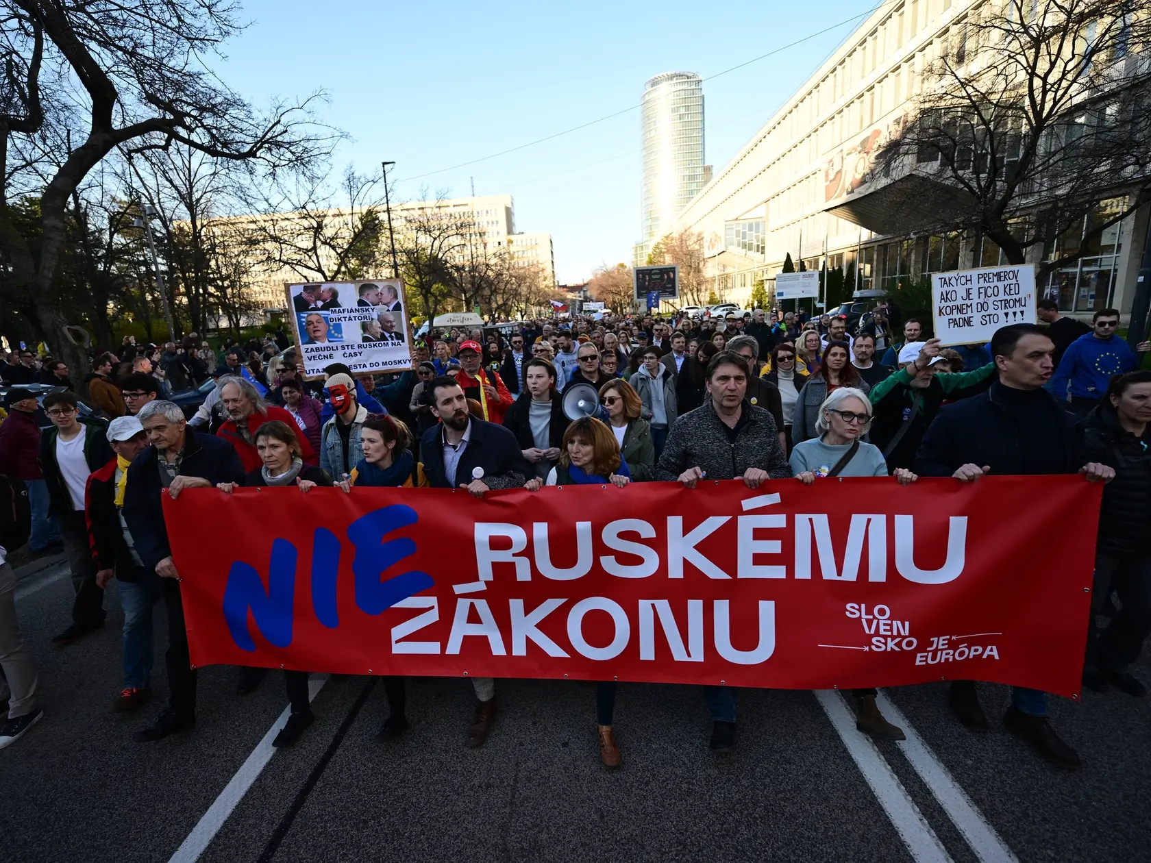 Protestný pochod v Bratislave na tému „Nie ruskému zákonu!" Vláda chce transparentnejšie pravidlá pre mimovládky, tie hovoria o šikane.