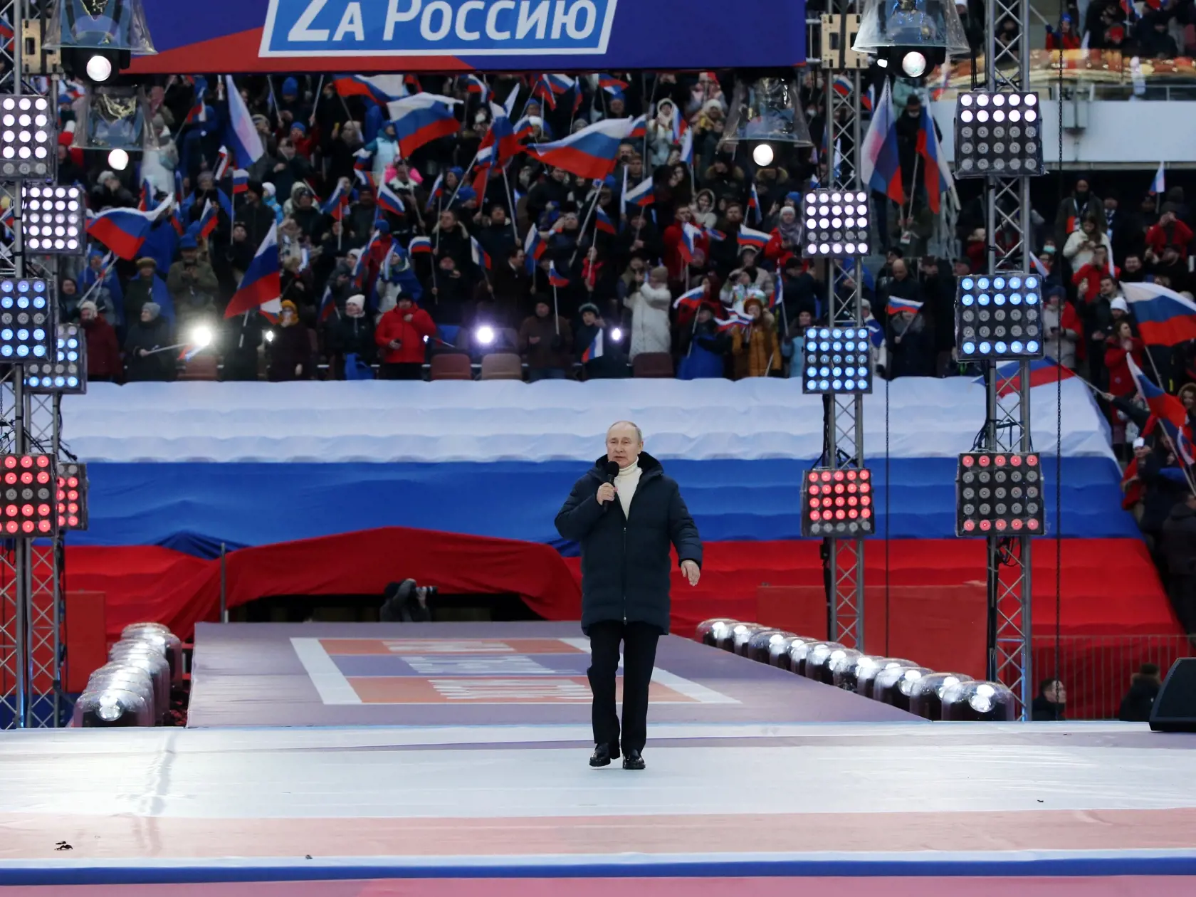 Zhromaždenie sa konalo na moskovskom štadióne Lužniki, kde Putin počas prejavu označil vojenskú inváziu na Ukrajine za "hrdinské" nasadenie ruskej armády.