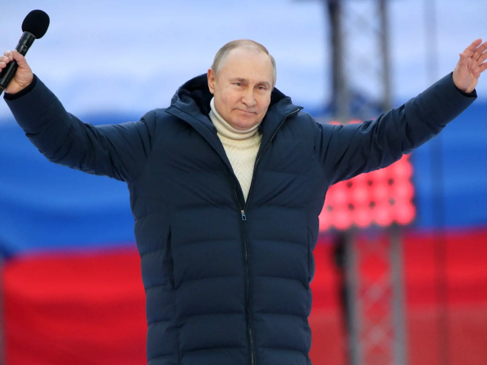 Ľudia skandovali: "Za Rusko. Za víťazstvo." Nad javiskom, kde vystúpil Putin, bol umiestnený nápis "Za svet bez nacizmu".