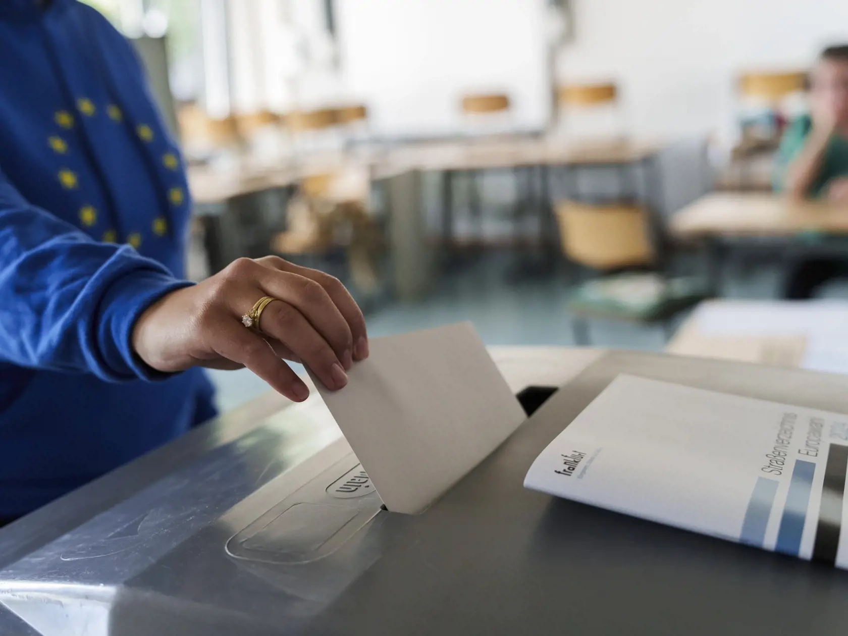 Volička vhadzuje obálku s hlasovacím lístkom do volebnej schránky vo Frankfurte nad Mohanom počas volieb do Európskeho parlamentu v Nemecku v nedeľu 9. mája 2024. Eurovoľby sa konali od 6. do 9. júna.