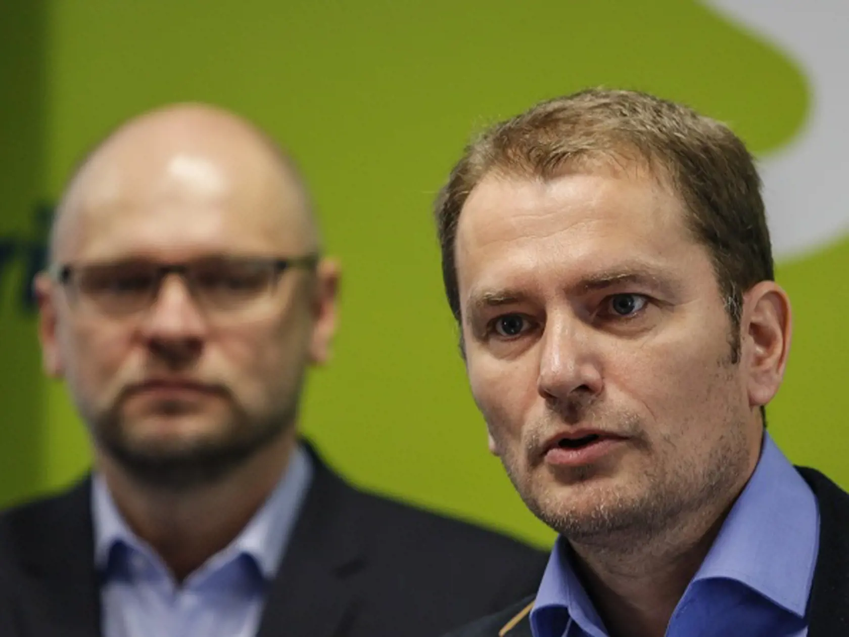 Na snímke zľava predseda SaS Richard Sulík a predseda hnutia OĽaNO-NOVA Igor Matovič počas spoločnej tlačovej konferencie opozičných politických strán na tému: Strana SaS predkladá 40 opatrení pre lepší život, má podporu opozície. V Bratislave 4. mája 2016. FOTO TASR - Andrej Galica