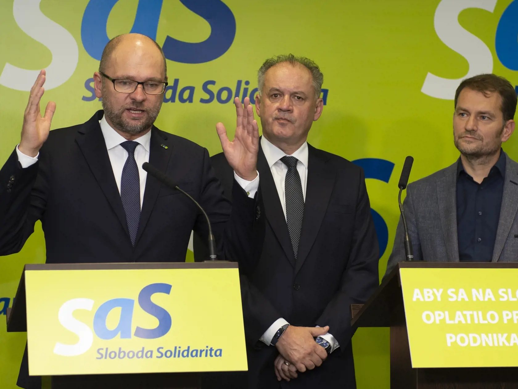 Na snímke zľava predseda strany SaS Richard Sulík, predseda strany Za ľudí Andrej Kiska a predseda hnutia OĽaNO Igor Matovič počas brífingu predsedov strán demokratickej opozície v priestoroch SaS 21. októbra 2019 v Bratislave.
FOTO TASR - Pavel Neubauer