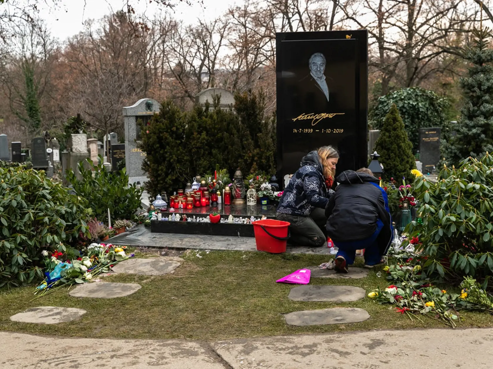 Na hrobe Karla Gotta vypukol požiar.