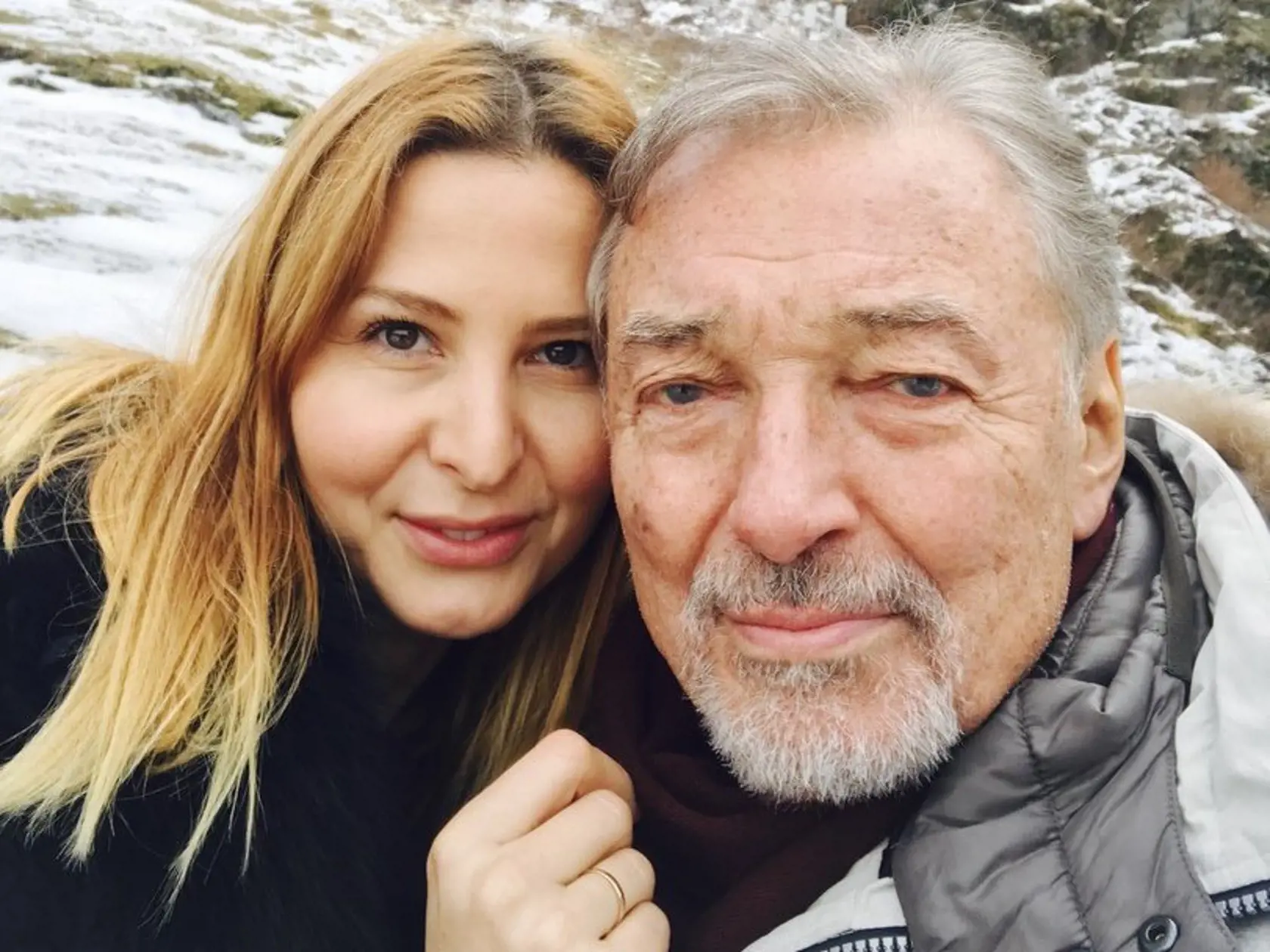 Dôvodom je, že Ivana Gottova, manželka Karla Gotta, si neželá, aby boli obe dcéry vystavované ešte väčšiemu smútku a tlaku okolia, ako doteraz. Čo je v tomto prípade dosť pravdepodobné… A my to chápeme. Nakoniec sa však zúčastnia pohrebu, ktorý bude už iba pre rodinu a blízkych Karla Gotta. 