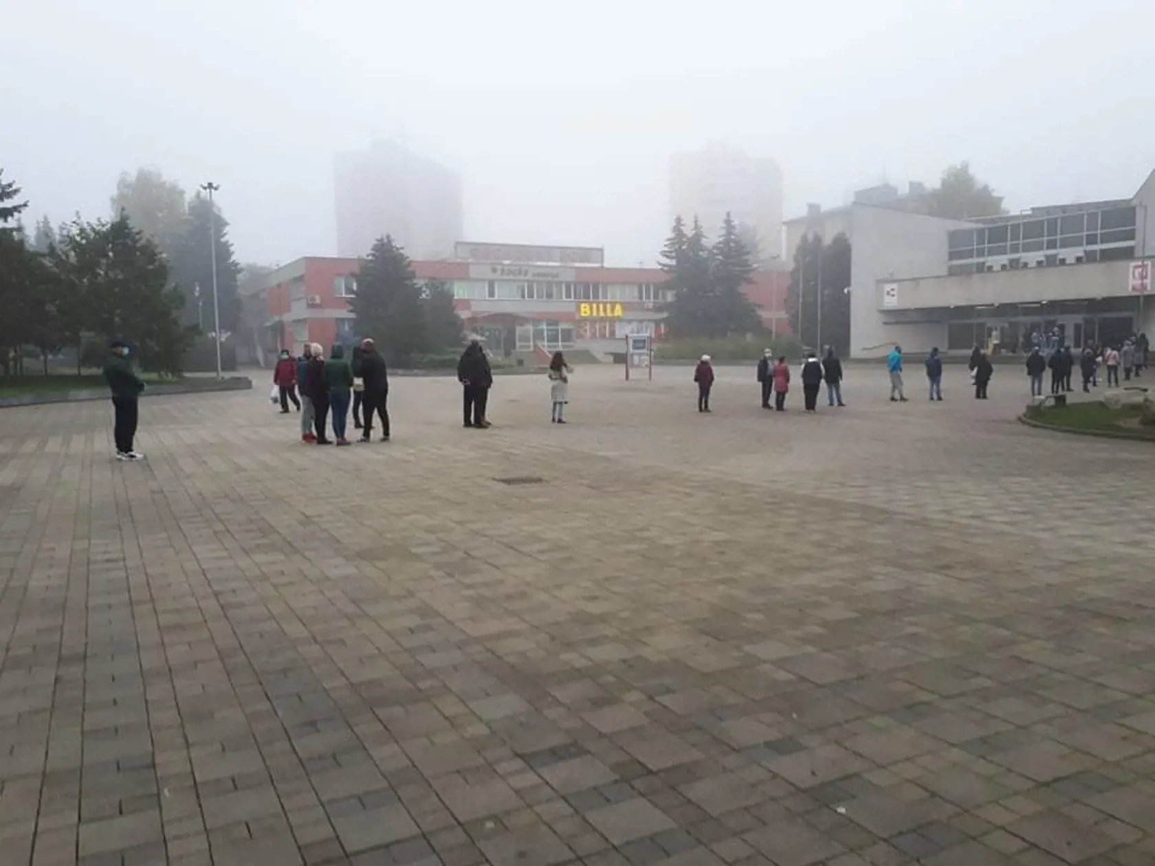 Dlhé rady sa tvoria aj v Dolnom Kubíne, zdravotníci meškajú.