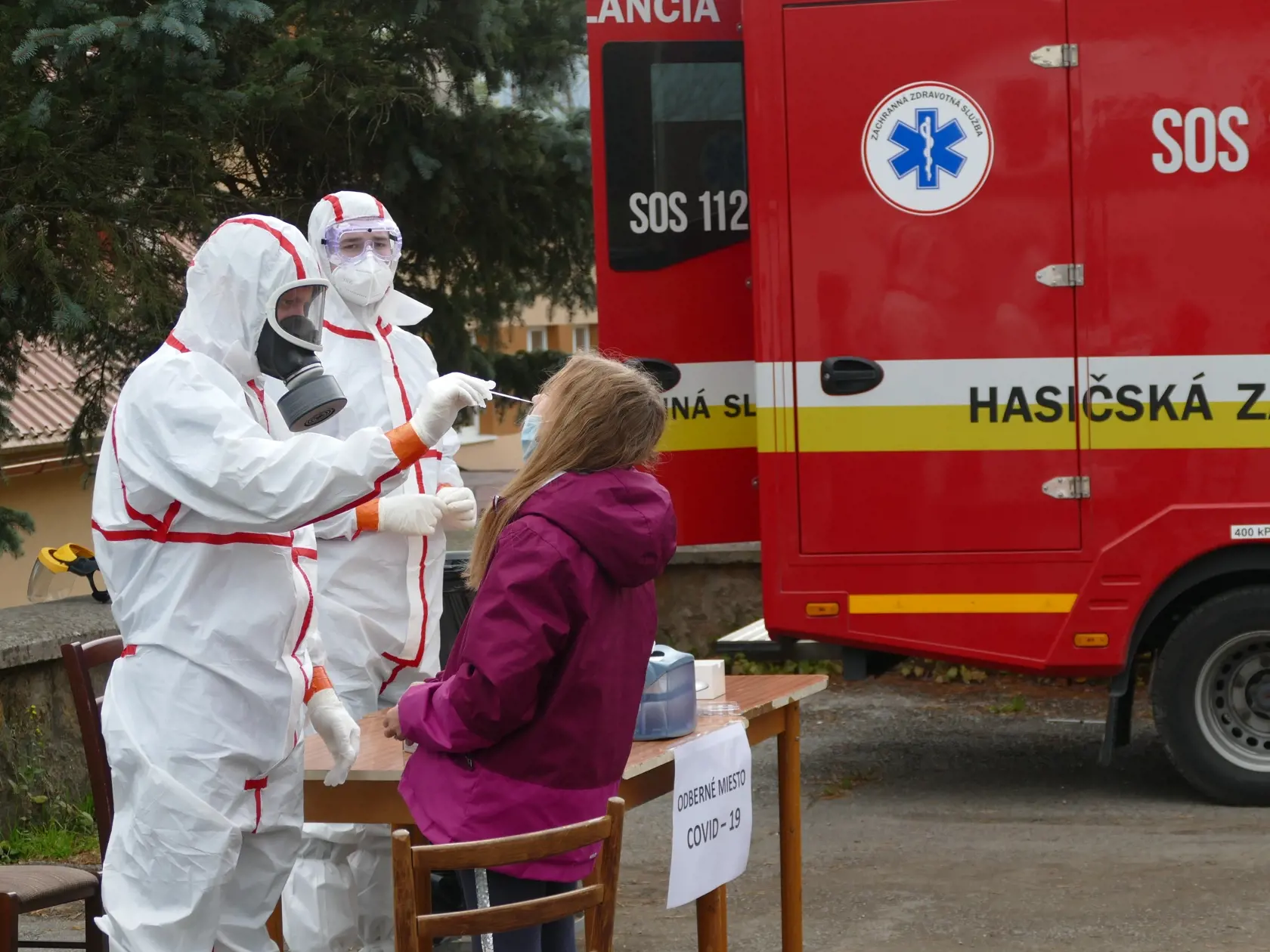 Na snímke je testovanie obyvateľov v obci Zázrivá, okres Dolný Kubín počas pilotnej fázy celoplošného testovania na ochorenie COVID-19.
