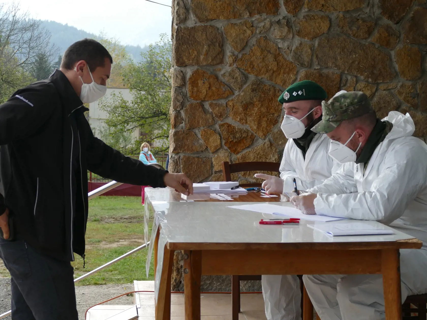 Na snímke je administratívny proces počas pilotnej fázy celoplošného testovania na ochorenie COVID-19 v obci Zázrivá, okres Dolný Kubín.