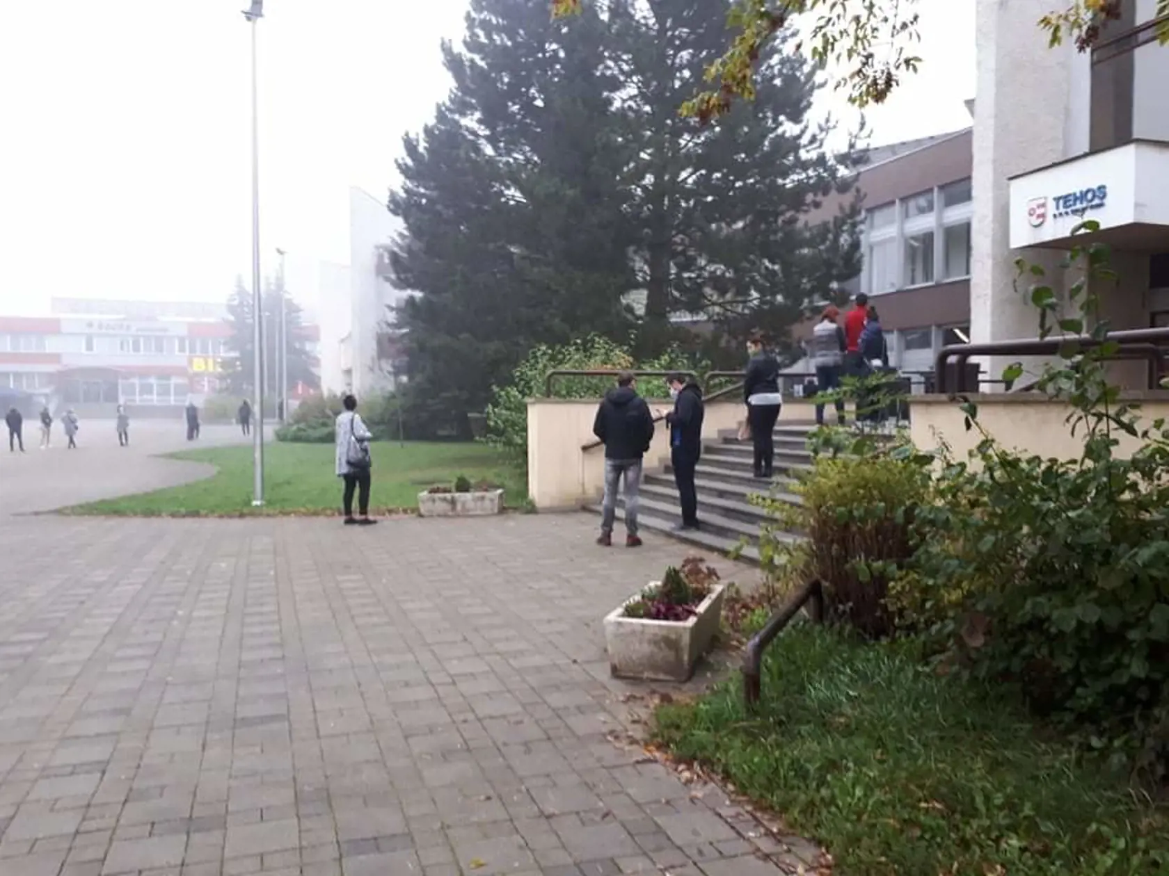 Dlhé rady sa tvoria aj v Dolnom Kubíne, zdravotníci meškajú.