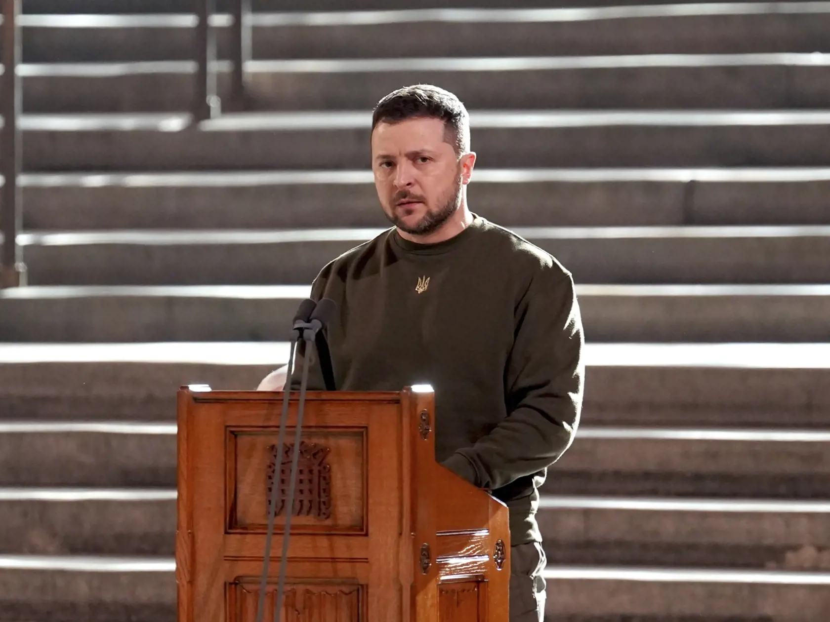 Ukrajinský prezident Volodymyr Zelenskyj ukázal v televíznej reportáži svoj dočasný príbytok, v ktorom žije od začiatku vojny na Ukrajine.