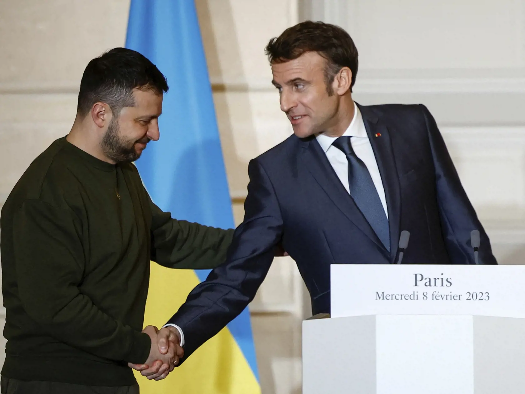 Ukrajinský prezident Volodymyr Zelenskyj ukázal v televíznej reportáži svoj dočasný príbytok, v ktorom žije od začiatku vojny na Ukrajine.