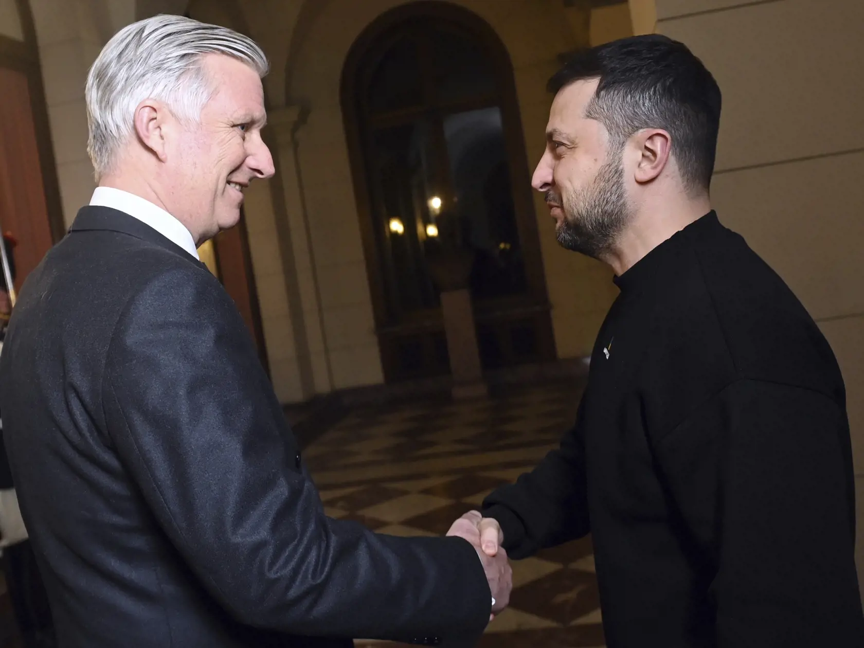 EBE 7 Brusel - Na snímke vpravo ukrajinský prezident Volodymyr Zelenskyj a vľavo belgický kráľ Filip počas stretnutia v kráľovskom paláci v Bruseli 9. februára 2023. Zelenskyj odovzdal kráľovi Filipovi úlomok ruského bojového lietadla Suchoj Su-25, ktoré zostrelila ukrajinská armáda. FOTO TASR/AP


Ukraine's President Volodymyr Zelenskyy, right, shakes hands with Belgium's King Philippe during a meeting at the Royal Palace in Brussels on Thursday, Feb. 9, 2023. Ukraine's President Zelenskyy is i
