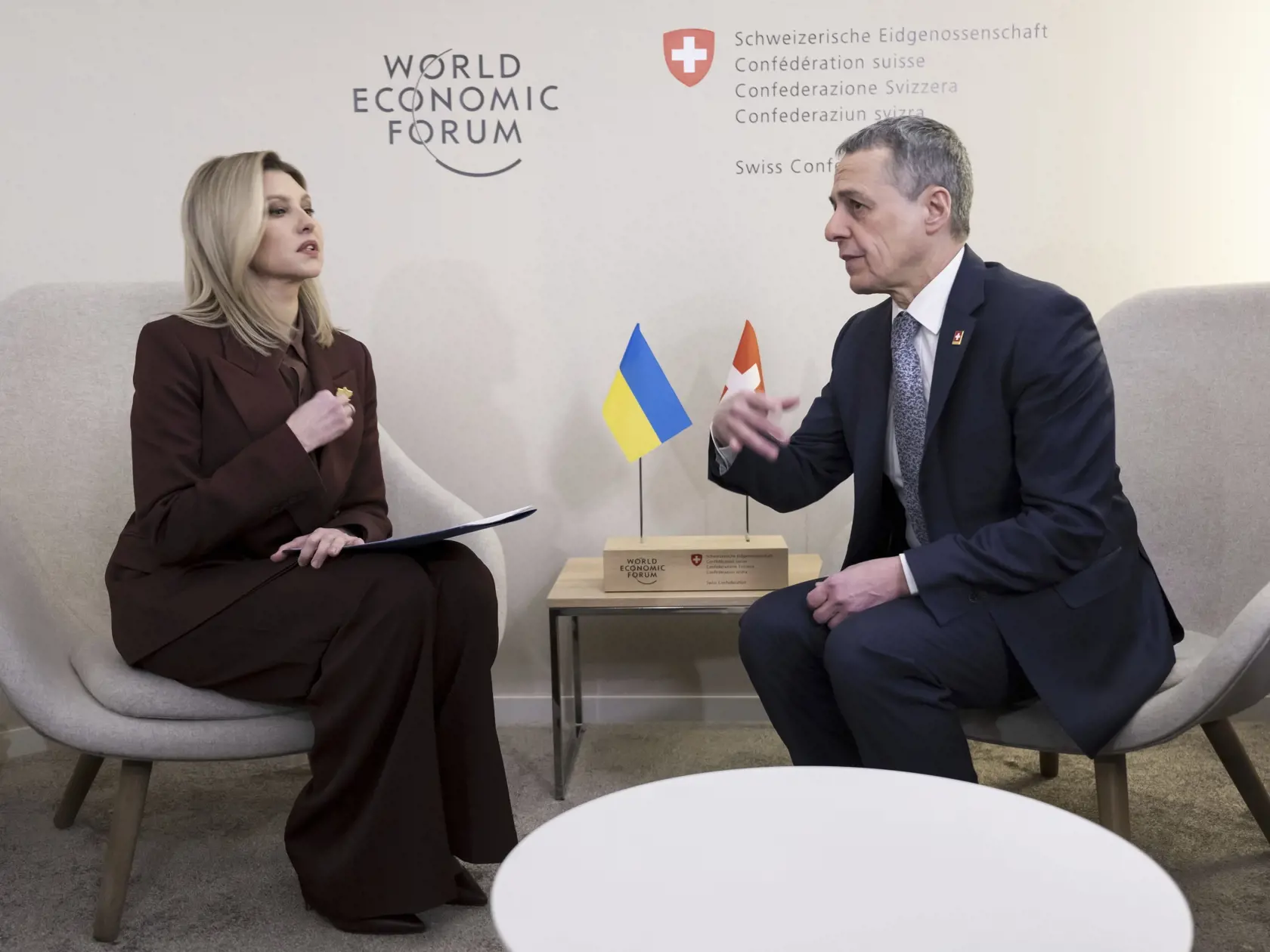 Olga Zelenská však žije s spolu s deťmi v bezpečí. Prezident Zelenskyj odmieta prezradiť ich presnú polohu kvôli bezpečiu.