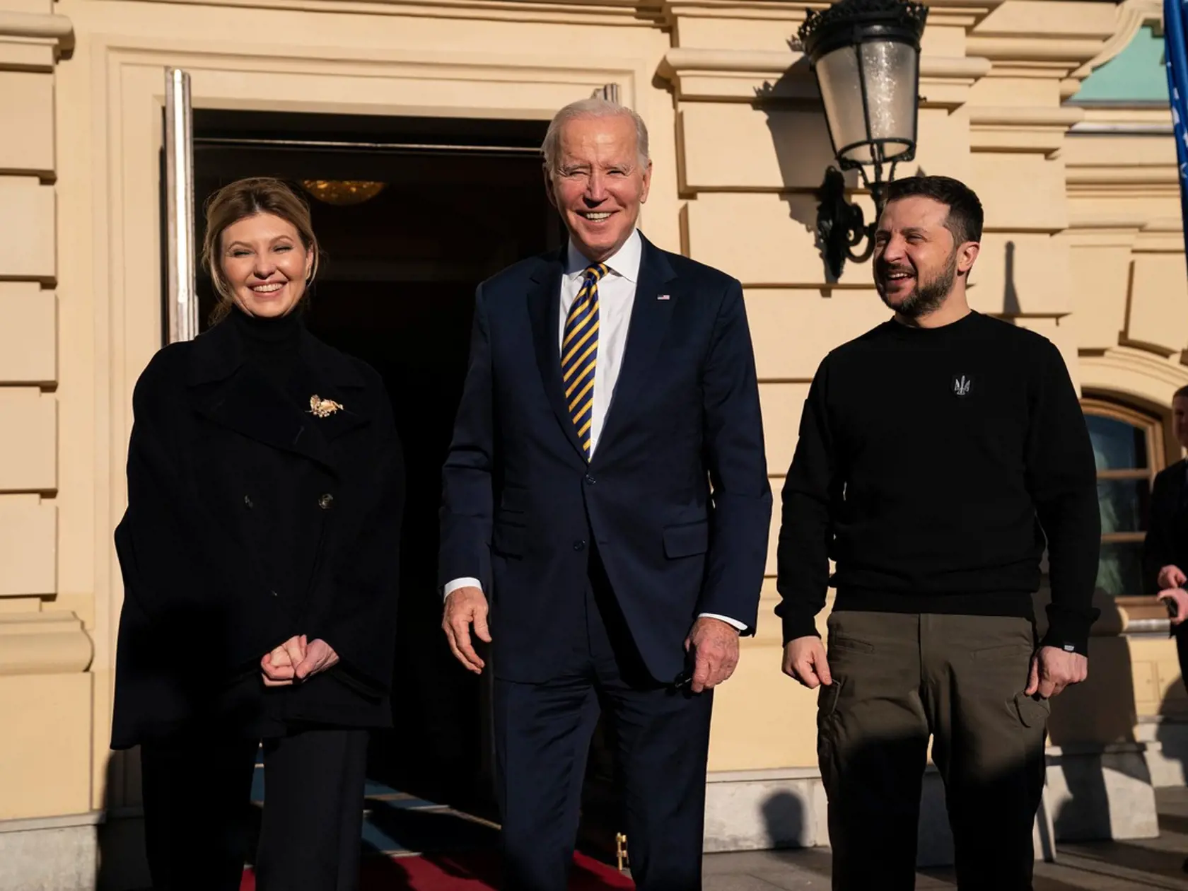 Olga Zelenská však žije s spolu s deťmi v bezpečí. Prezident Zelenskyj odmieta prezradiť ich presnú polohu kvôli bezpečiu.