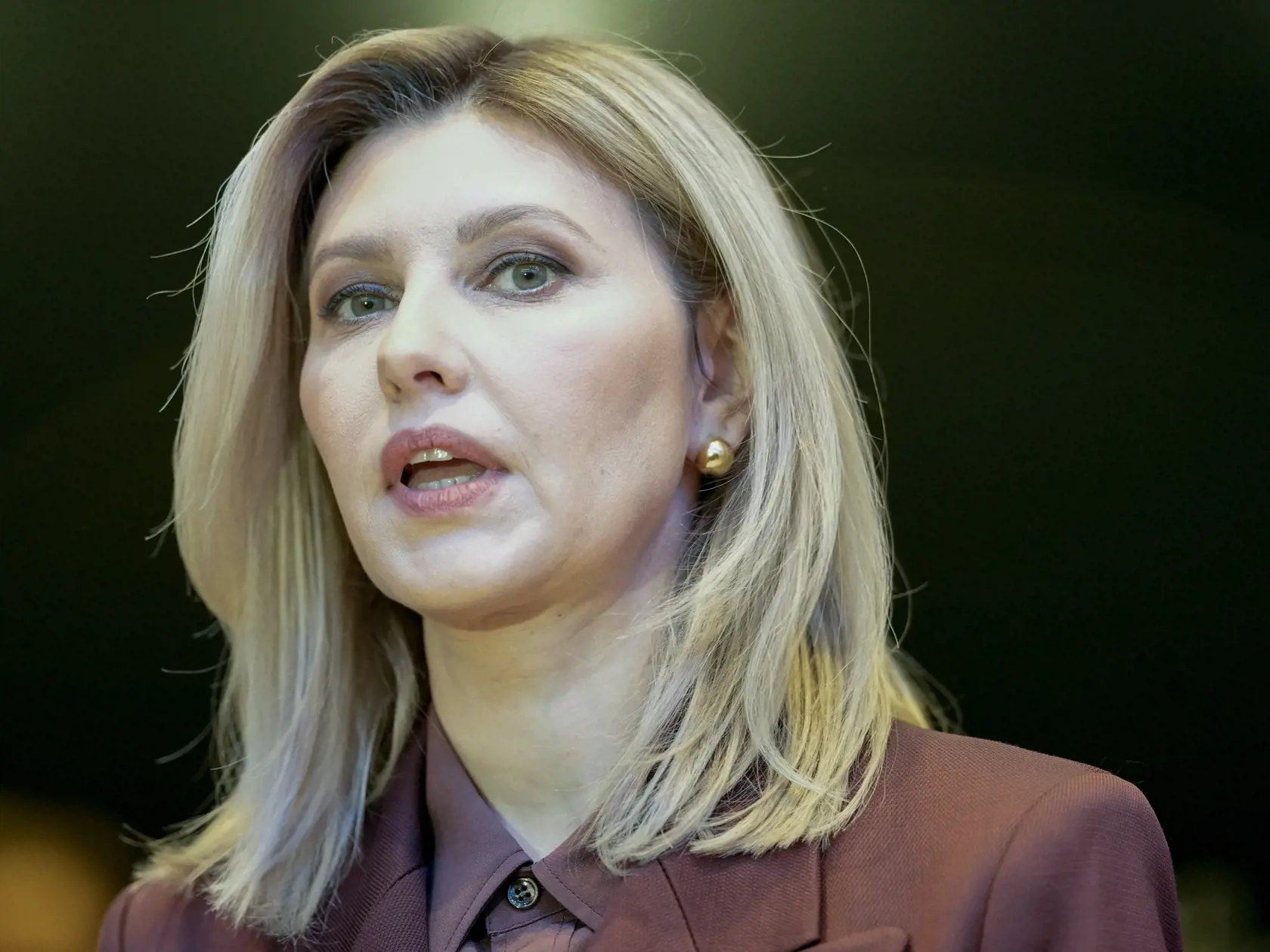 Olga Zelenská však žije s spolu s deťmi v bezpečí. Prezident Zelenskyj odmieta prezradiť ich presnú polohu kvôli bezpečiu.