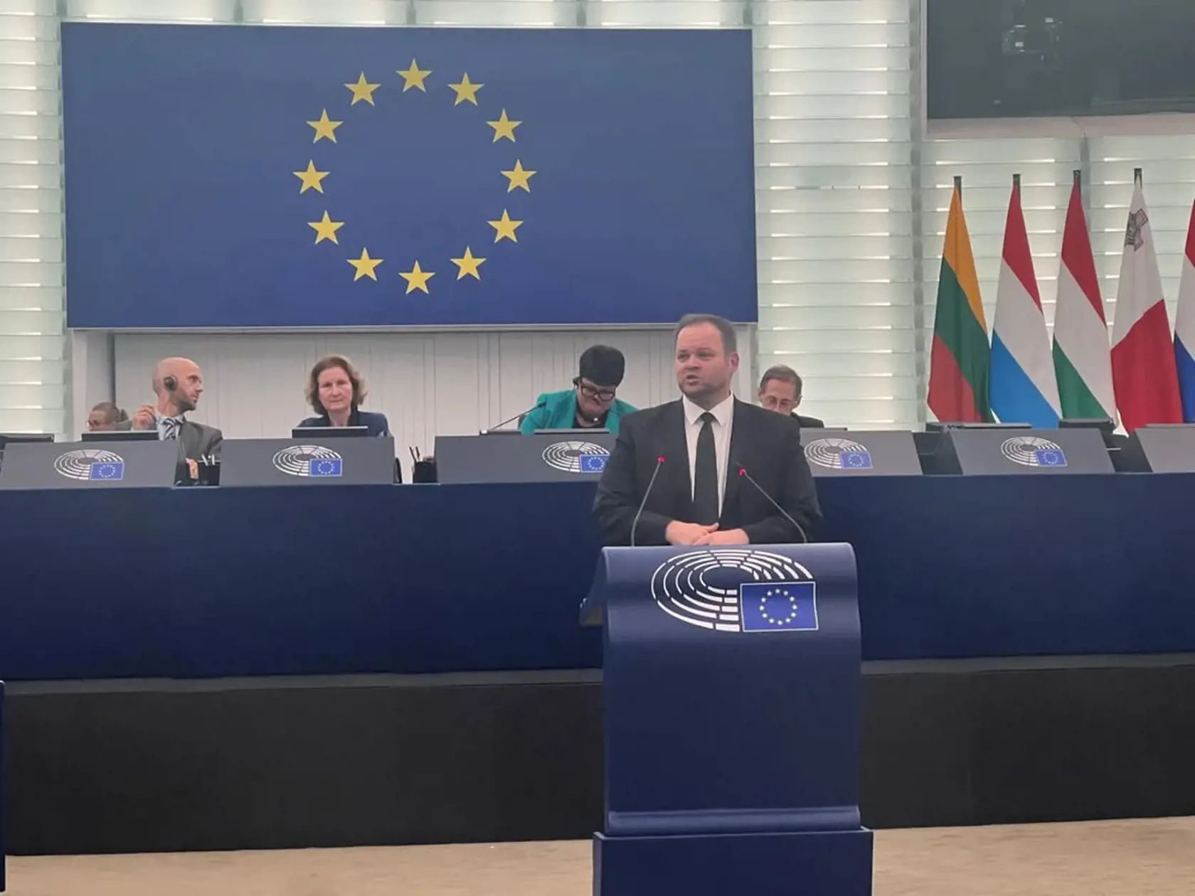 Nemecký europoslanec Engin Eroglu počas vystúpenia v europarlamente. 