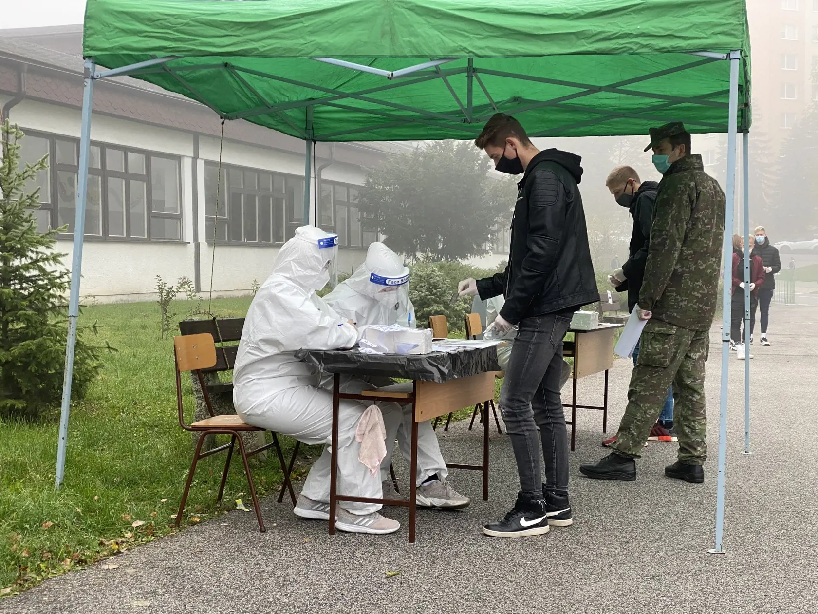 Na snímke sú ľudia počas registrácie pred odbermi na odbernom testovacom mieste v Bardejove.
