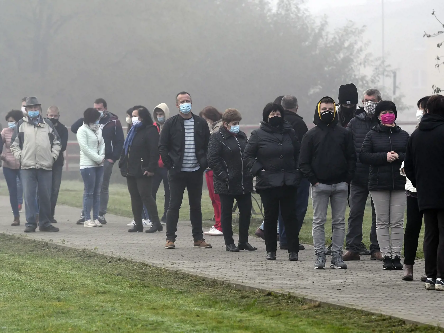 Na snímke ľudia čakajú testovanie v obci Raslavice v okrese Bardejov.