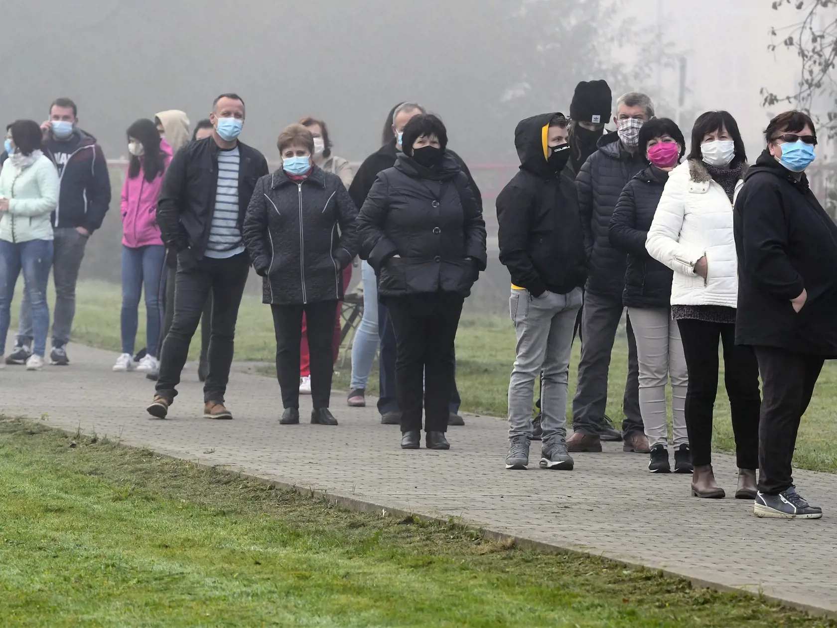 Na snímke ľudia čakajú testovanie v obci Raslavice v okrese Bardejov.