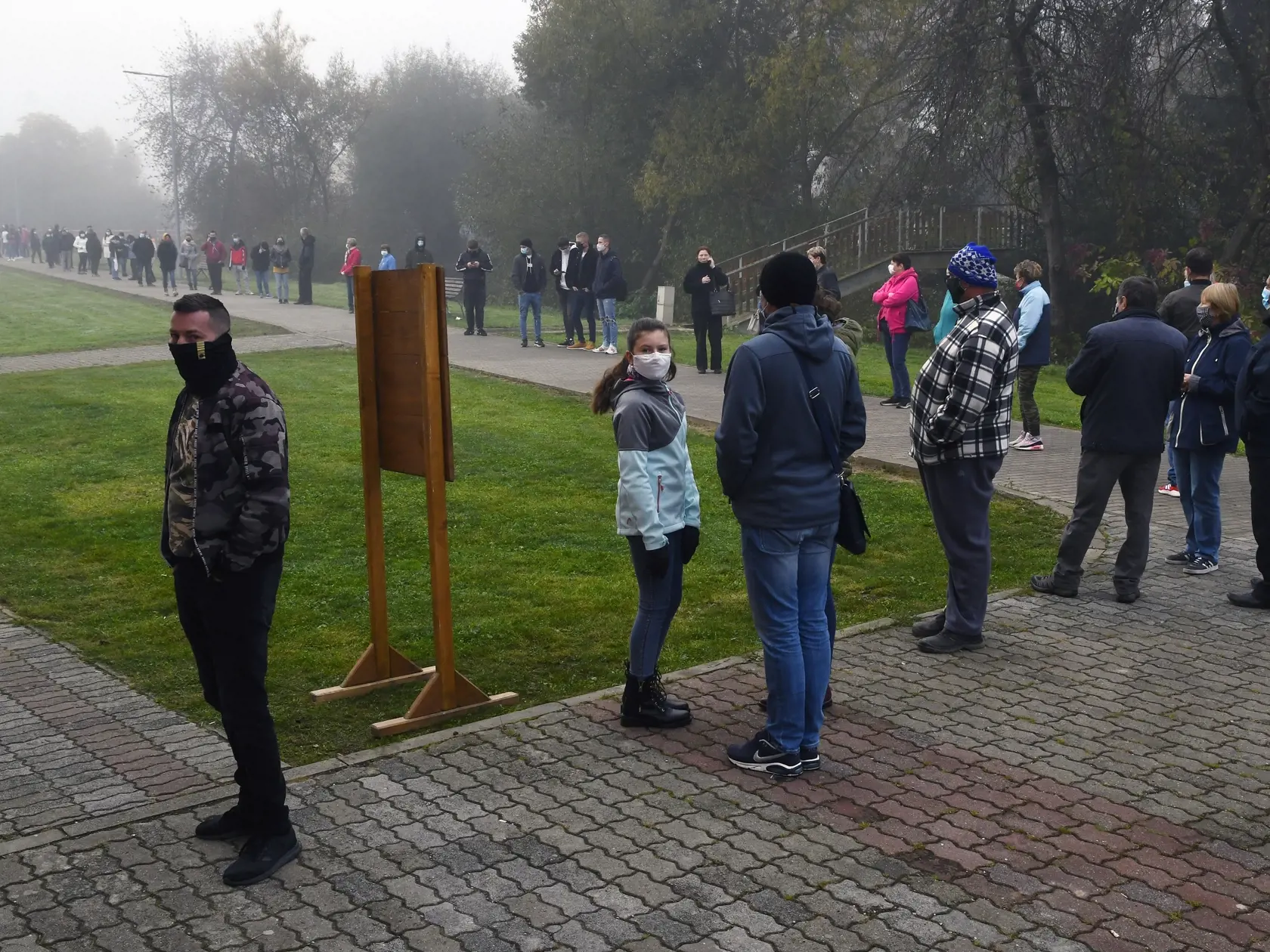 Na snímke ľudia čakajú testovanie v obci Raslavice v okrese Bardejov.
