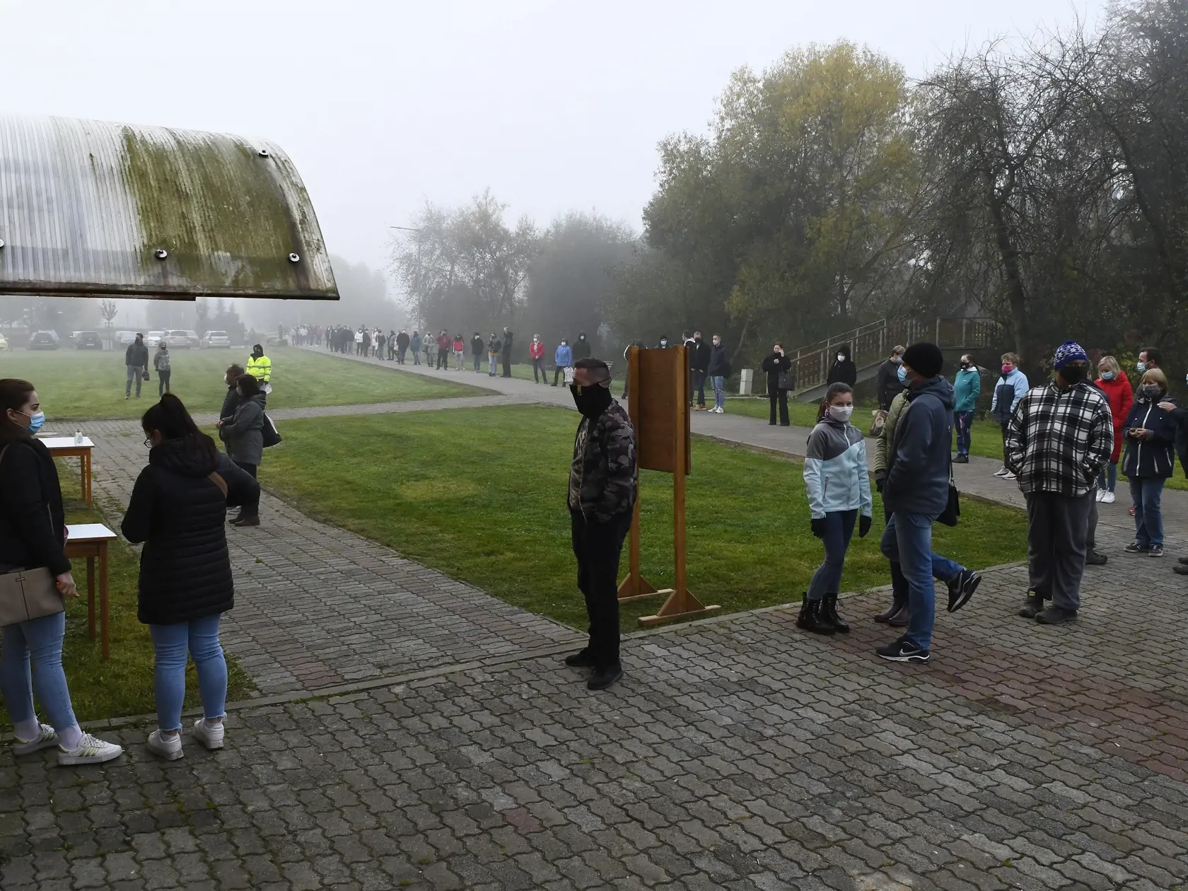 Na snímke ľudia čakajú testovanie v obci Raslavice v okrese Bardejov.