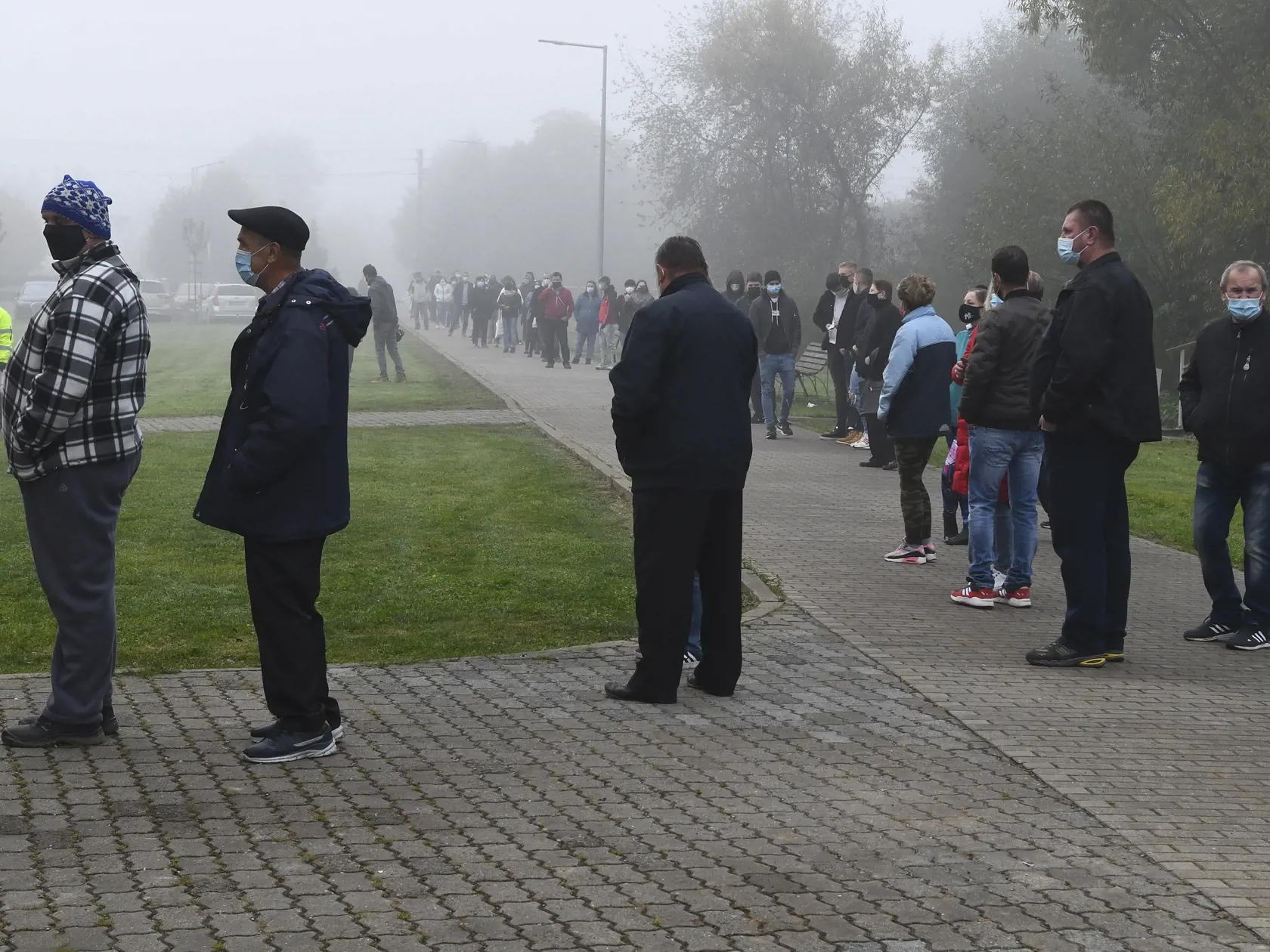 Na snímke ľudia čakajú testovanie v obci Raslavice v okrese Bardejov.