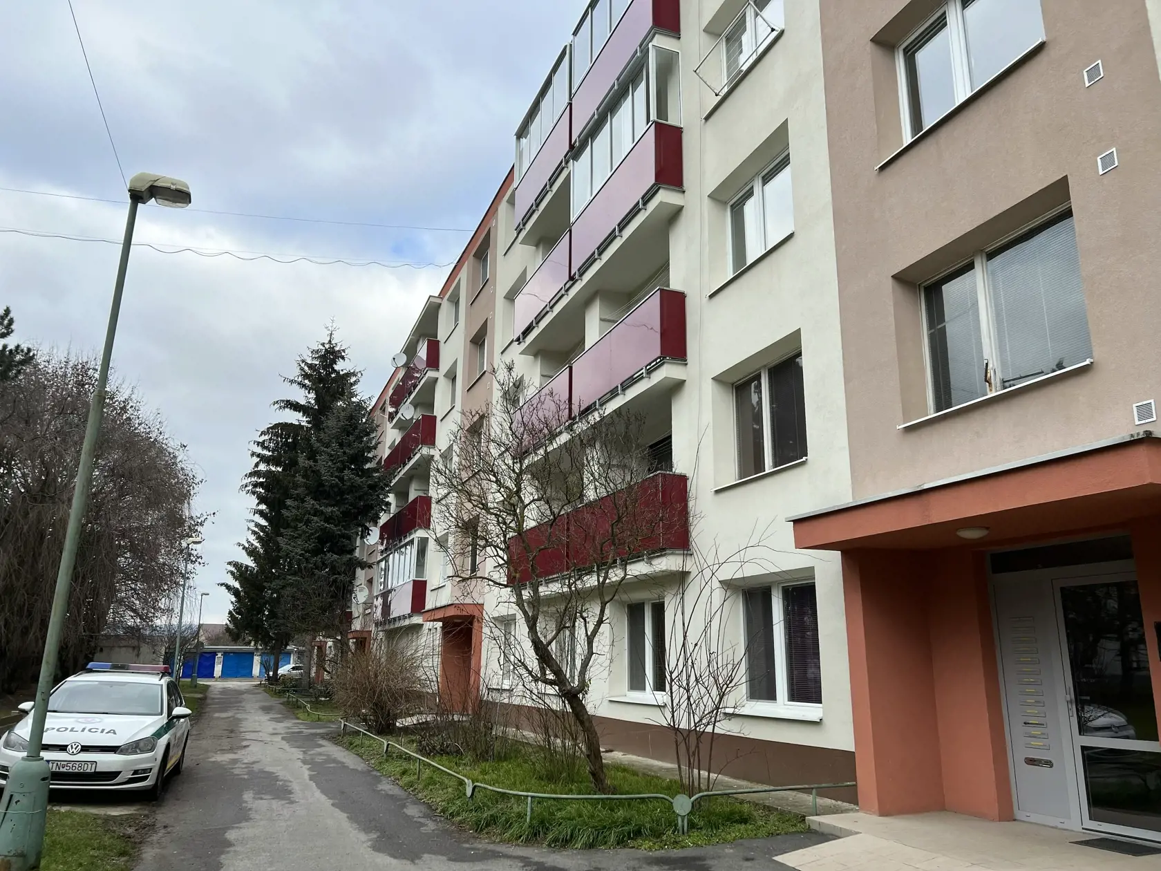 Ako dodala, polícia zadržala osoby podozrivé zo skutku, obvinenie voči konkrétnej osobe alebo osobám zatiaľ polícia nevzniesla. Podľa informácii denníka Plus jeden deň malo ísť o Ukrajinca. V byte sa s ním nachádzala aj jeho manželka, tiež Ukrajinka a jej mama, ktoré polícia okamžite zobrala na výsluch.