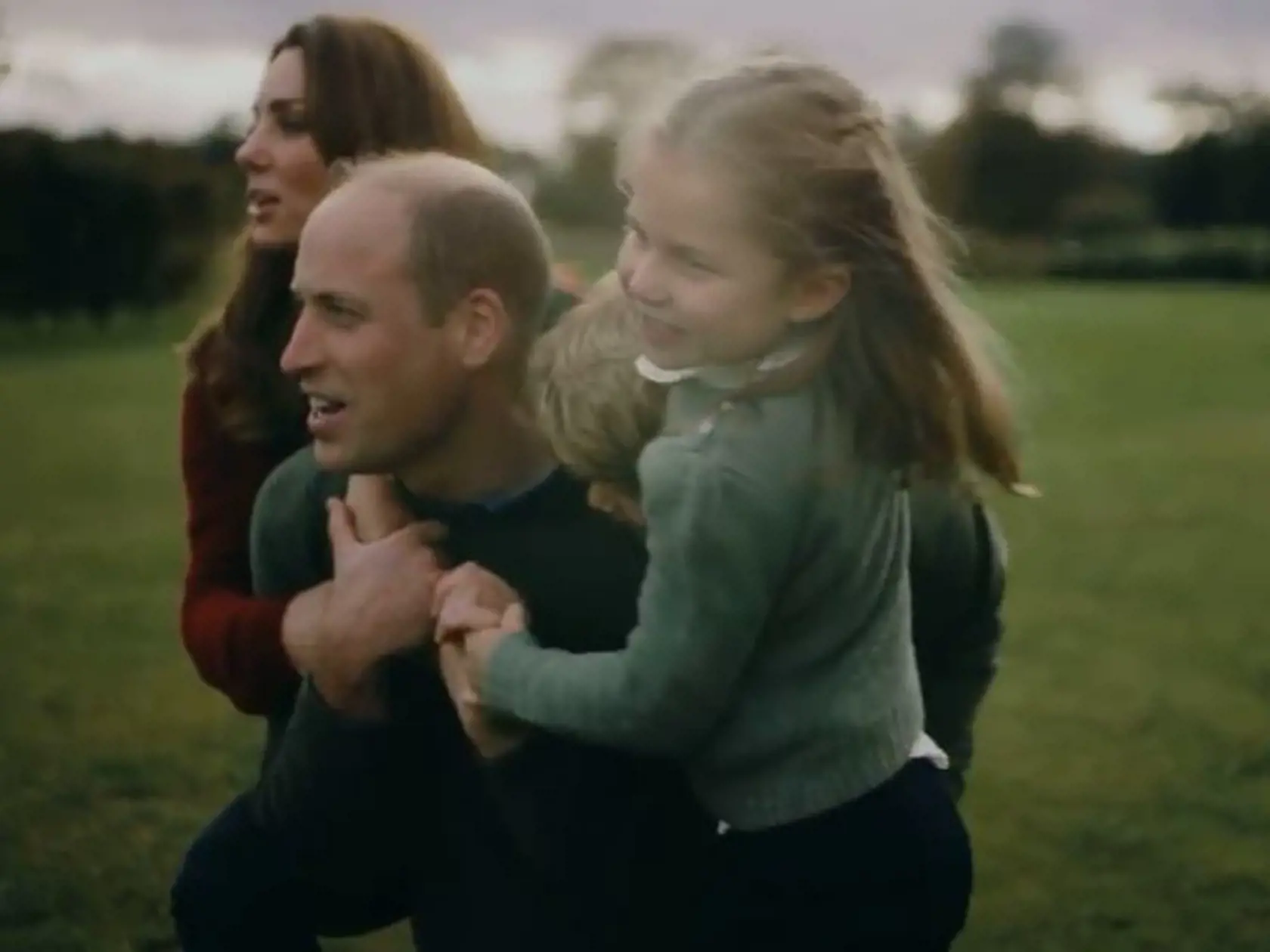 Princezná Charlotte (5), princ George (7) a najmladší princ Louis (3) si na záberoch užívajú rodinné chvíle so svojim otcom a mamou a veselo šantia, akoby si kameru ani nevšímali.