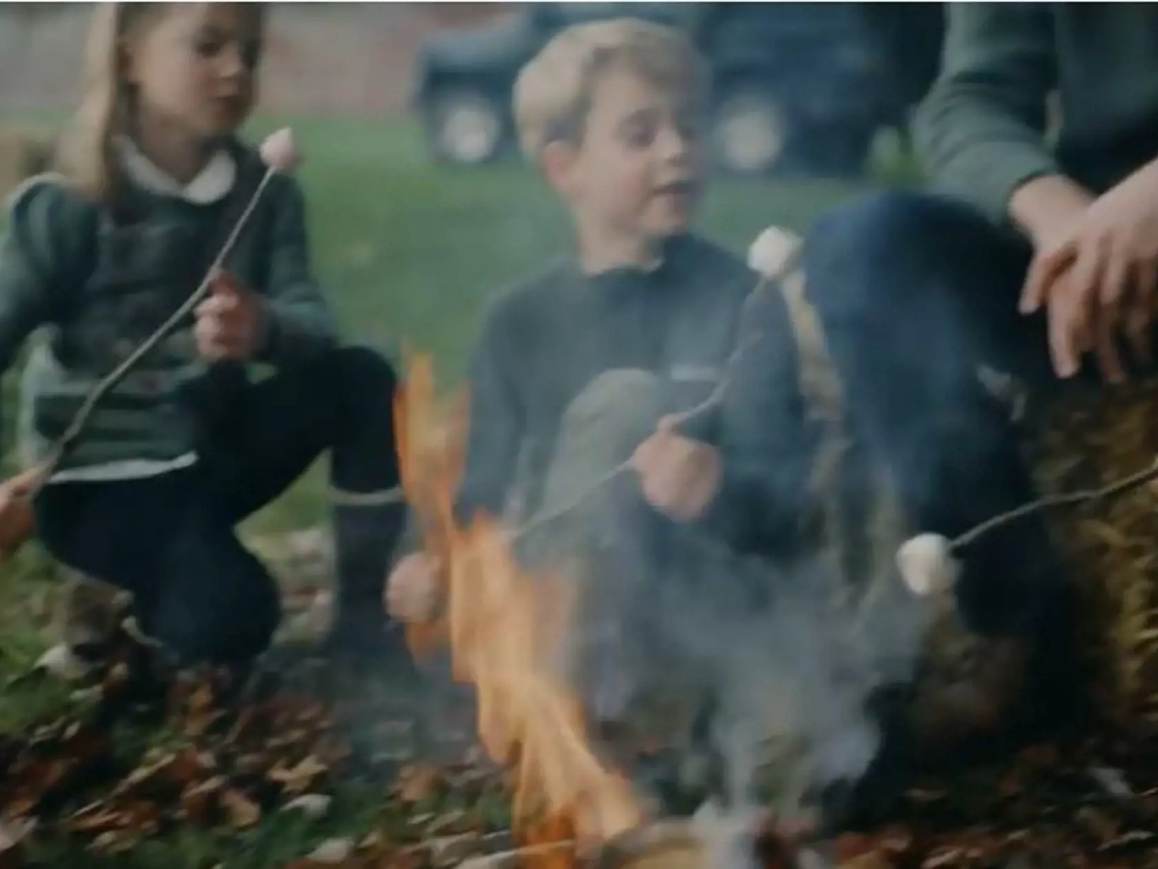 Princezná Charlotte, princ George aj malý Louis si pod dohľadom rodičov opekali marshmallow.