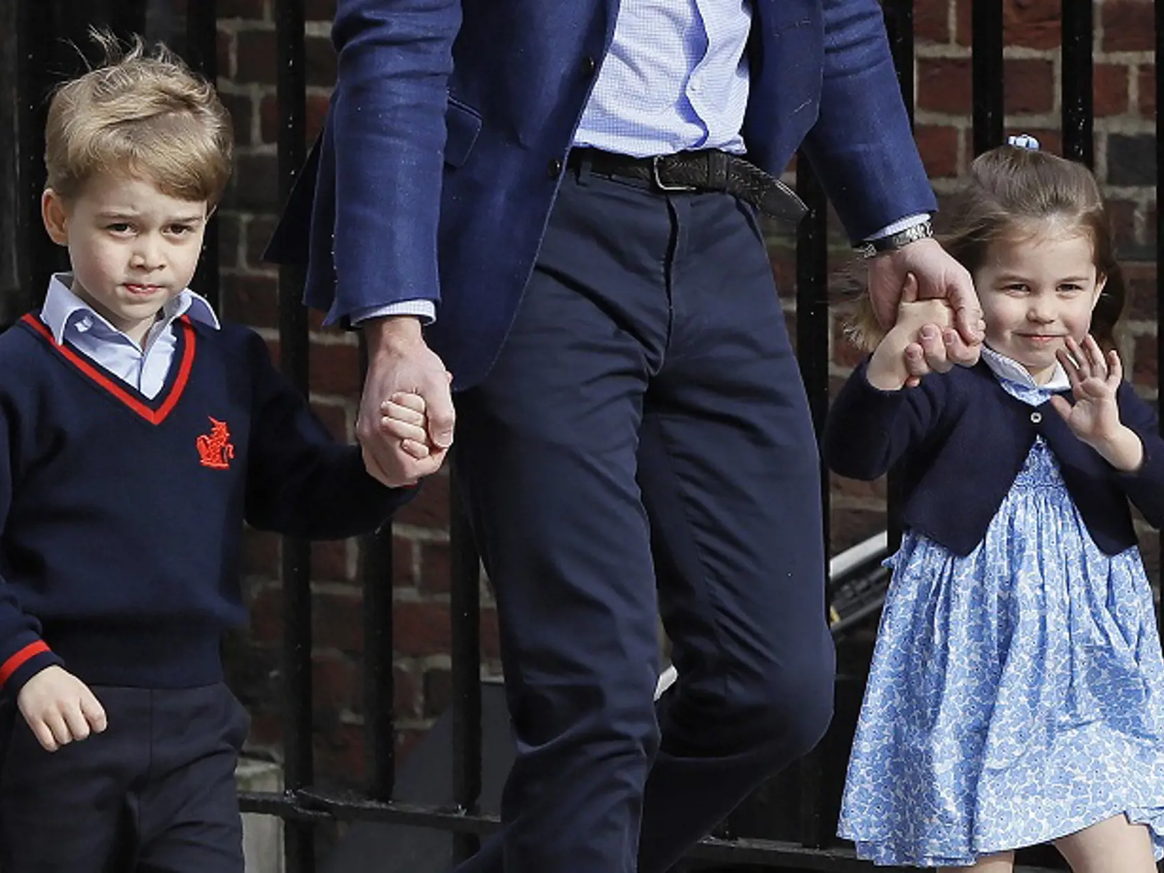 KK3 Londýn - Na archívnej snímke z 23. apríla 2018 britský princ William prichádza so svojimi deťmi princom Georgeom a princeznou Charlotte do nemocnice v Londýne. Dve staršie deti britského princa Williama a jeho manželky Kate budú mať na nadchádzajúcej sobotňajšej svadbe princa Harryho s americkou herečkou Meghan Markleovou dôležité úlohy. FOTO TASR/AP
FILE - In this  Monday, April 23, 2018 file photo, Britain's Prince William arrives with Prince George and Princess Charlotte at the Lindo win